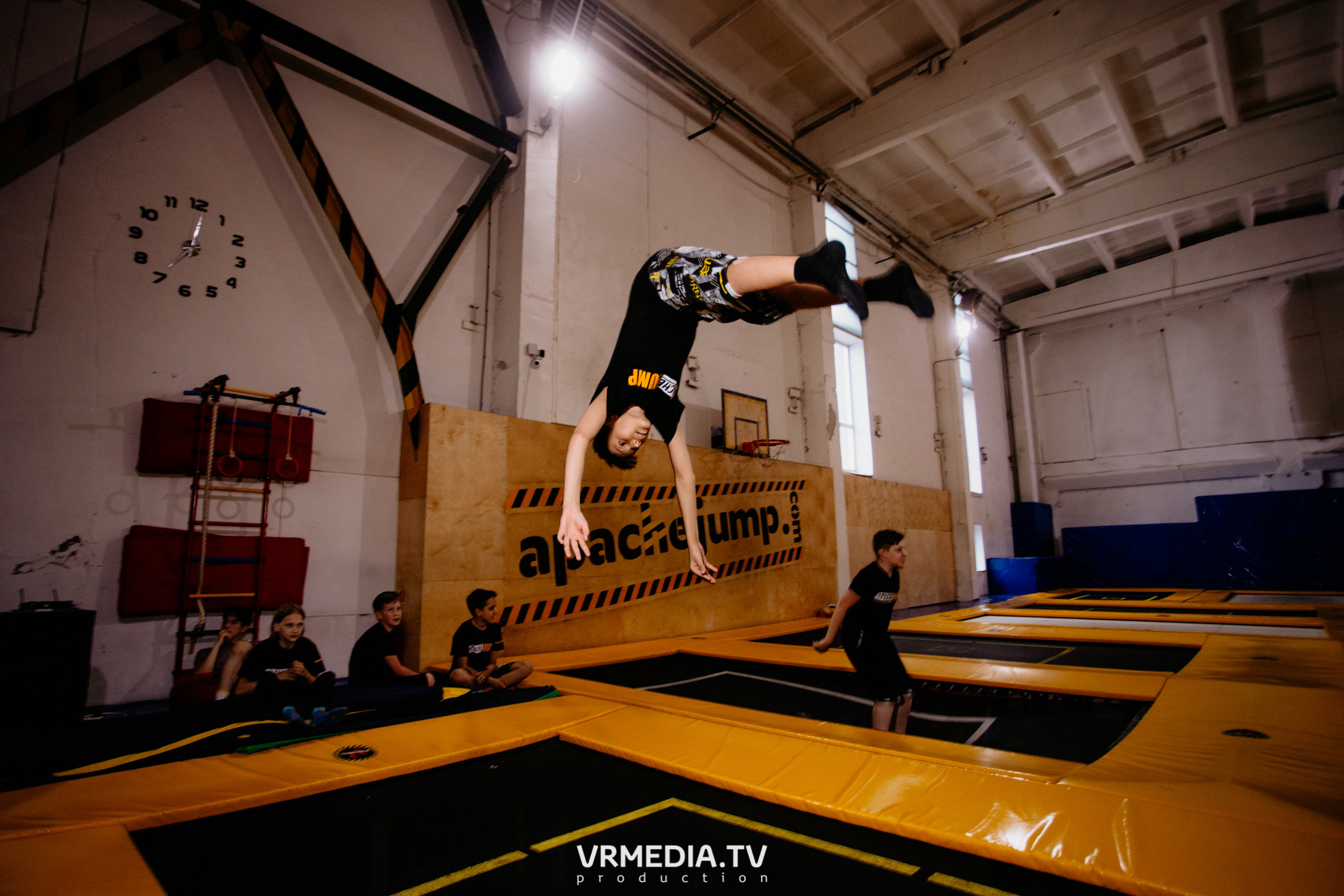 Соревнования по прыжкам на батуте в «Apache Jump»