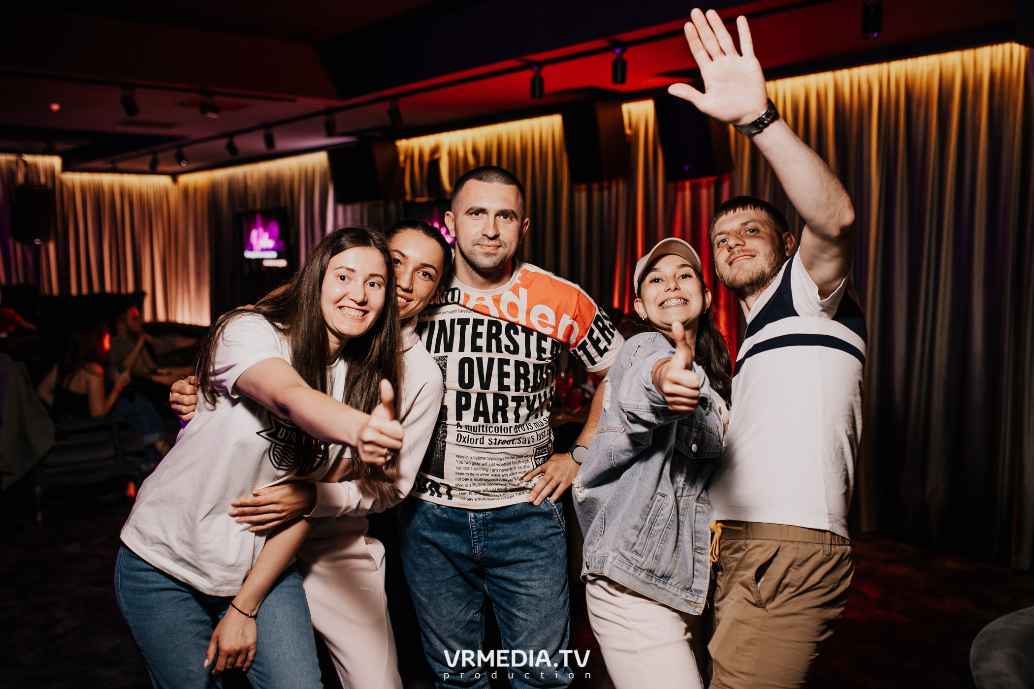 Пятничная вечеринка в караоке-баре «Volna»