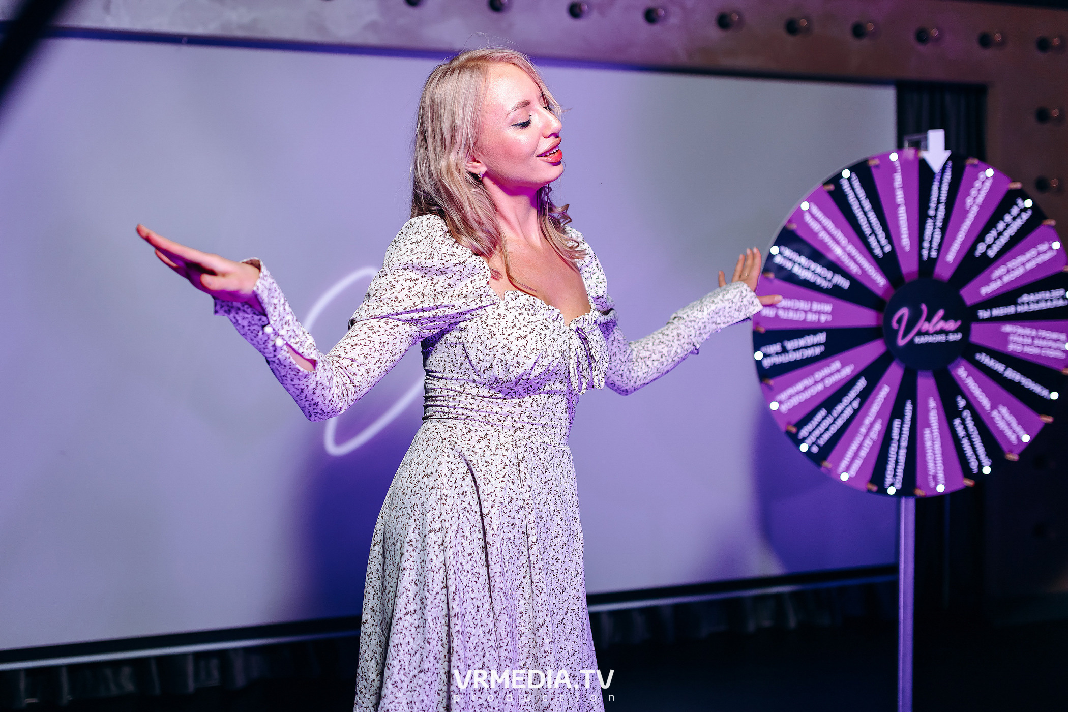 Колесо фортуны в караоке-баре «Volna»