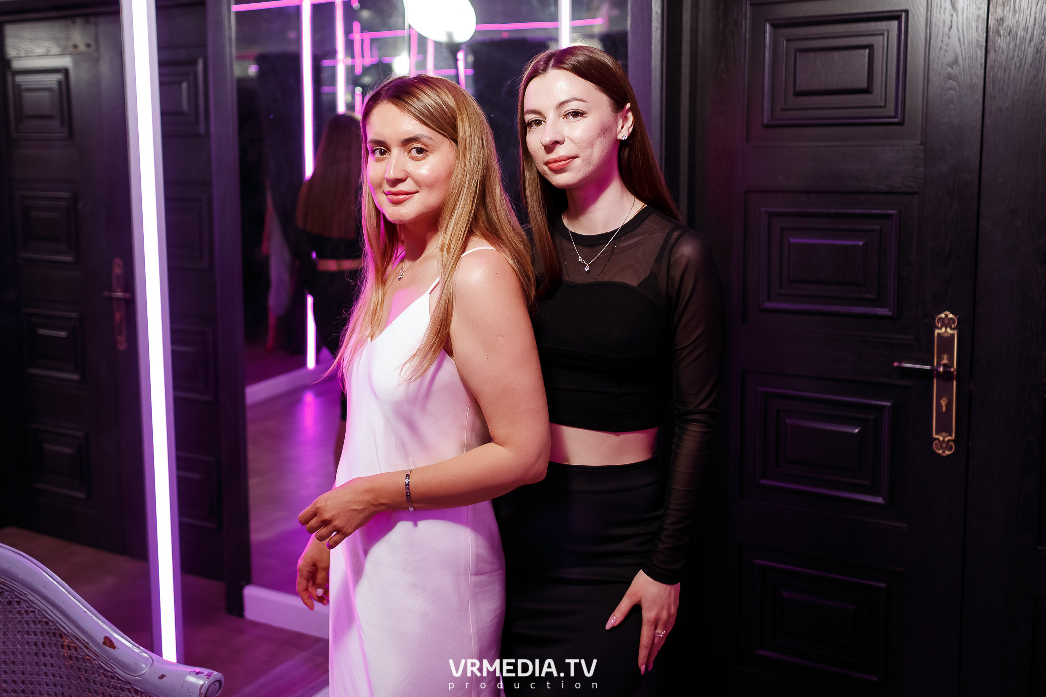 Золотая пятница. Вечеринка 90х в караоке-баре «Volna»