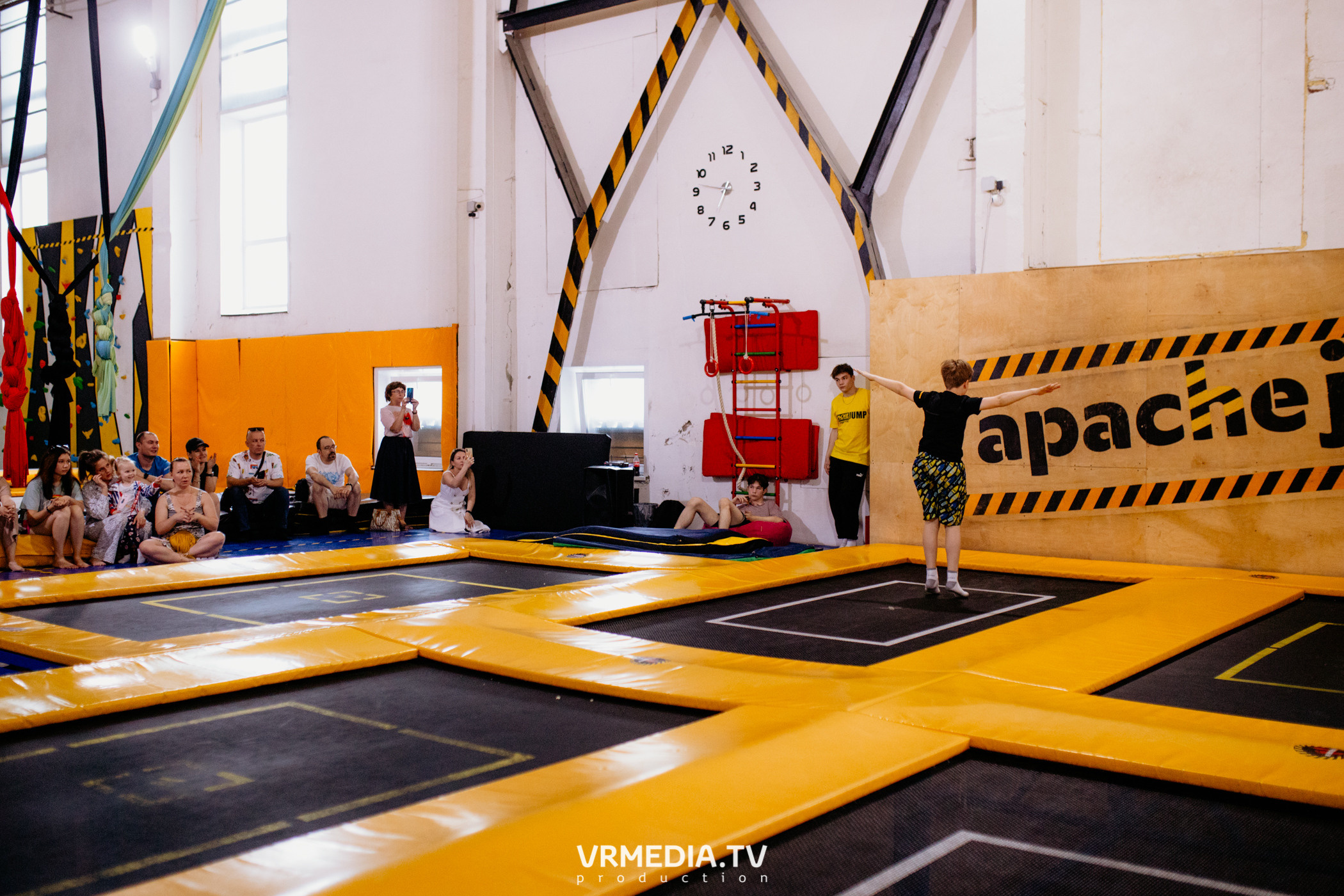 Соревнования по прыжкам на батуте в «Apache Jump»