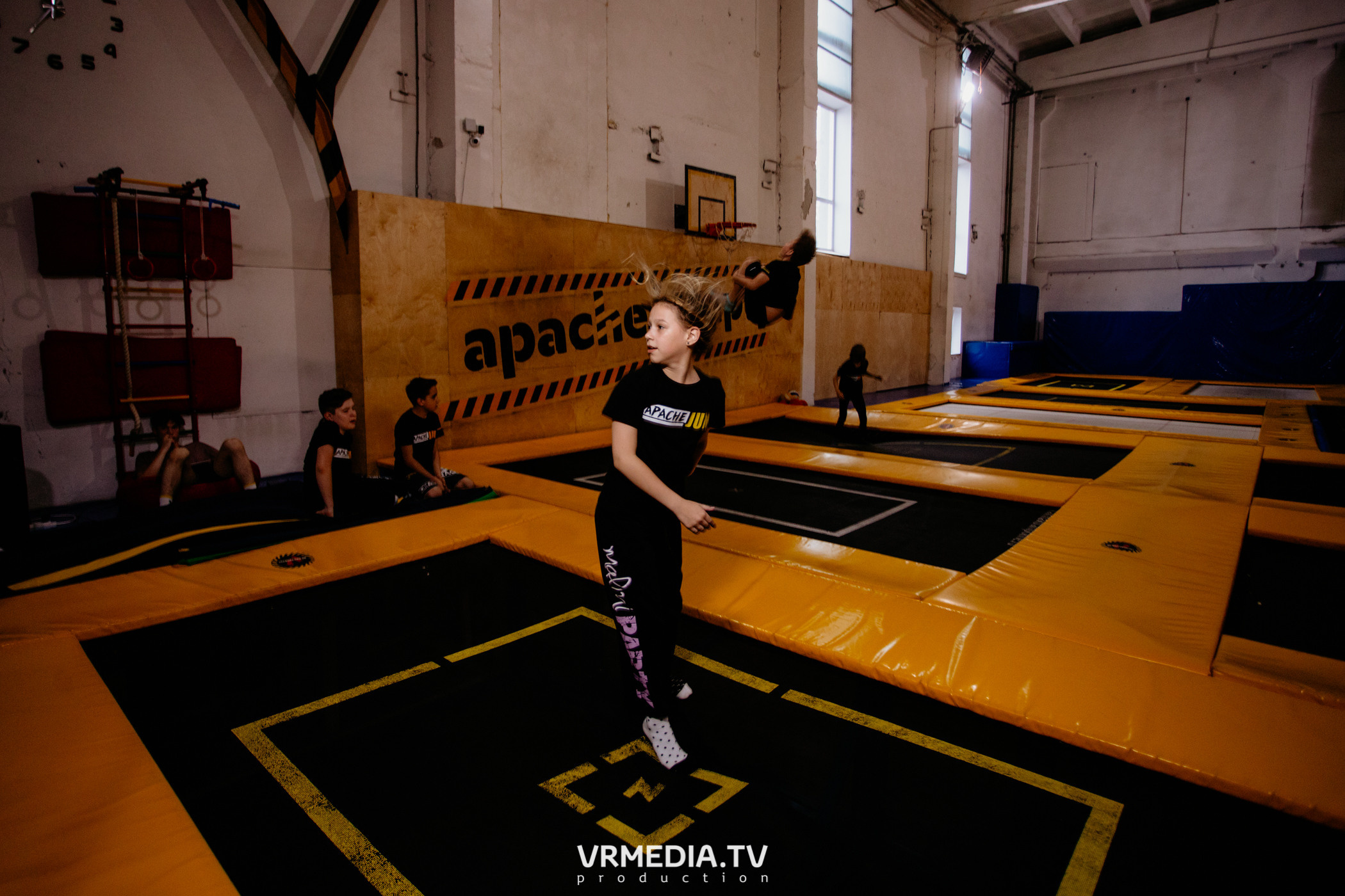 Соревнования по прыжкам на батуте в «Apache Jump»