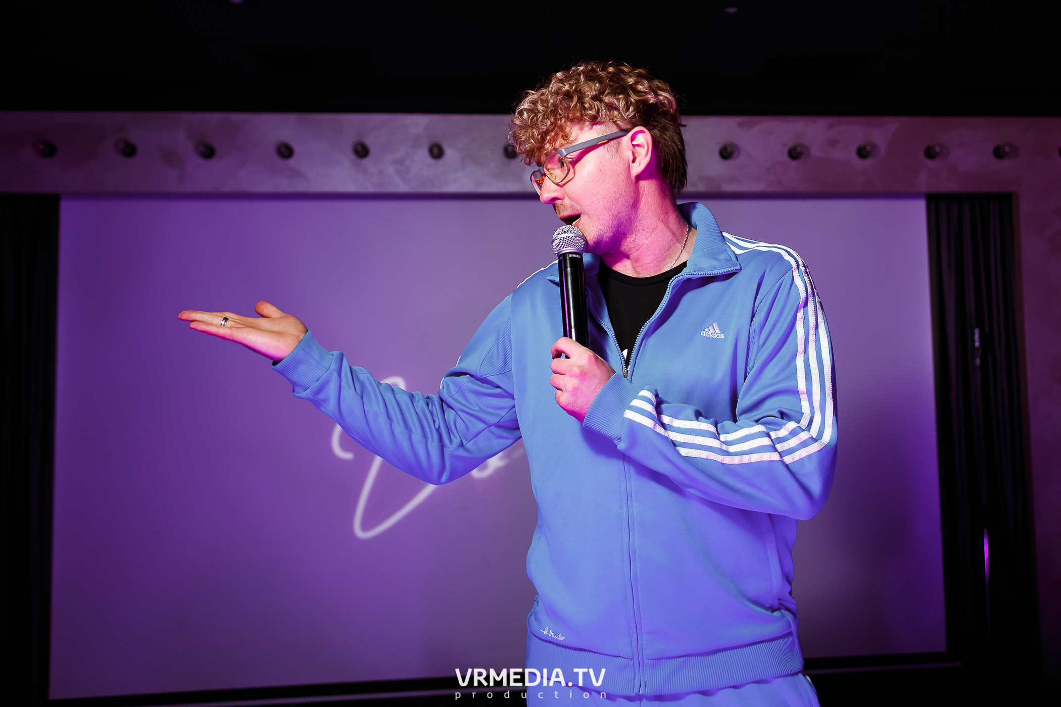 Золотая пятница. Вечеринка 90х в караоке-баре «Volna»