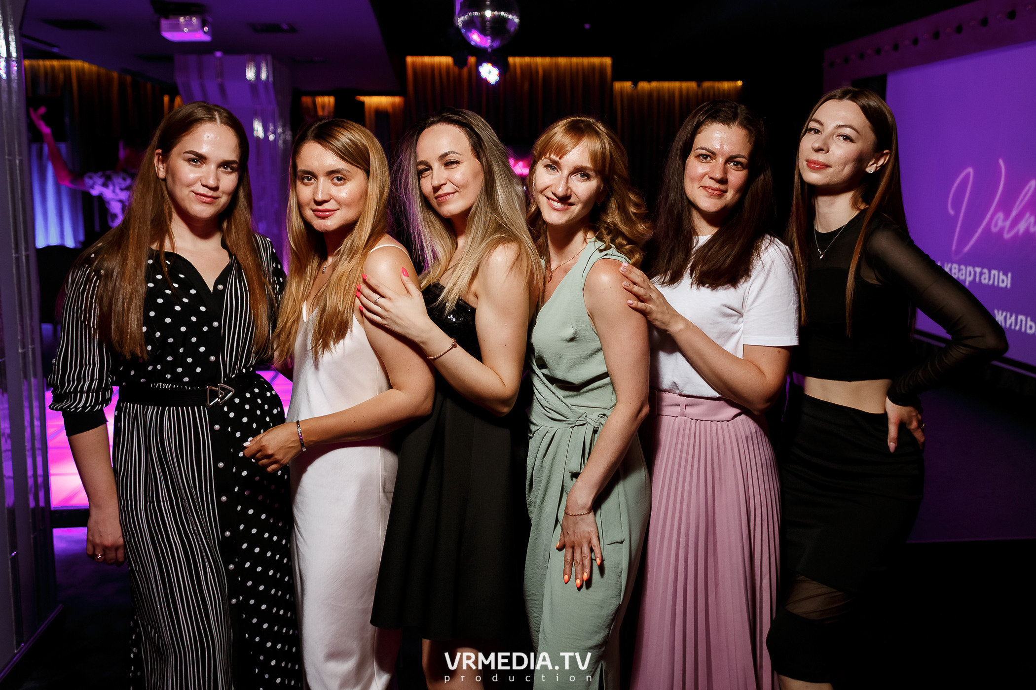 Золотая пятница. Вечеринка 90х в караоке-баре «Volna»