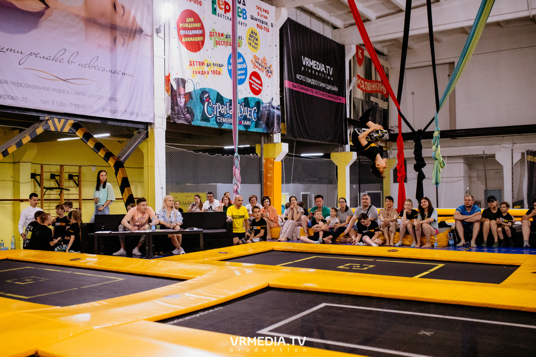 Соревнования по прыжкам на батуте в «Apache Jump»