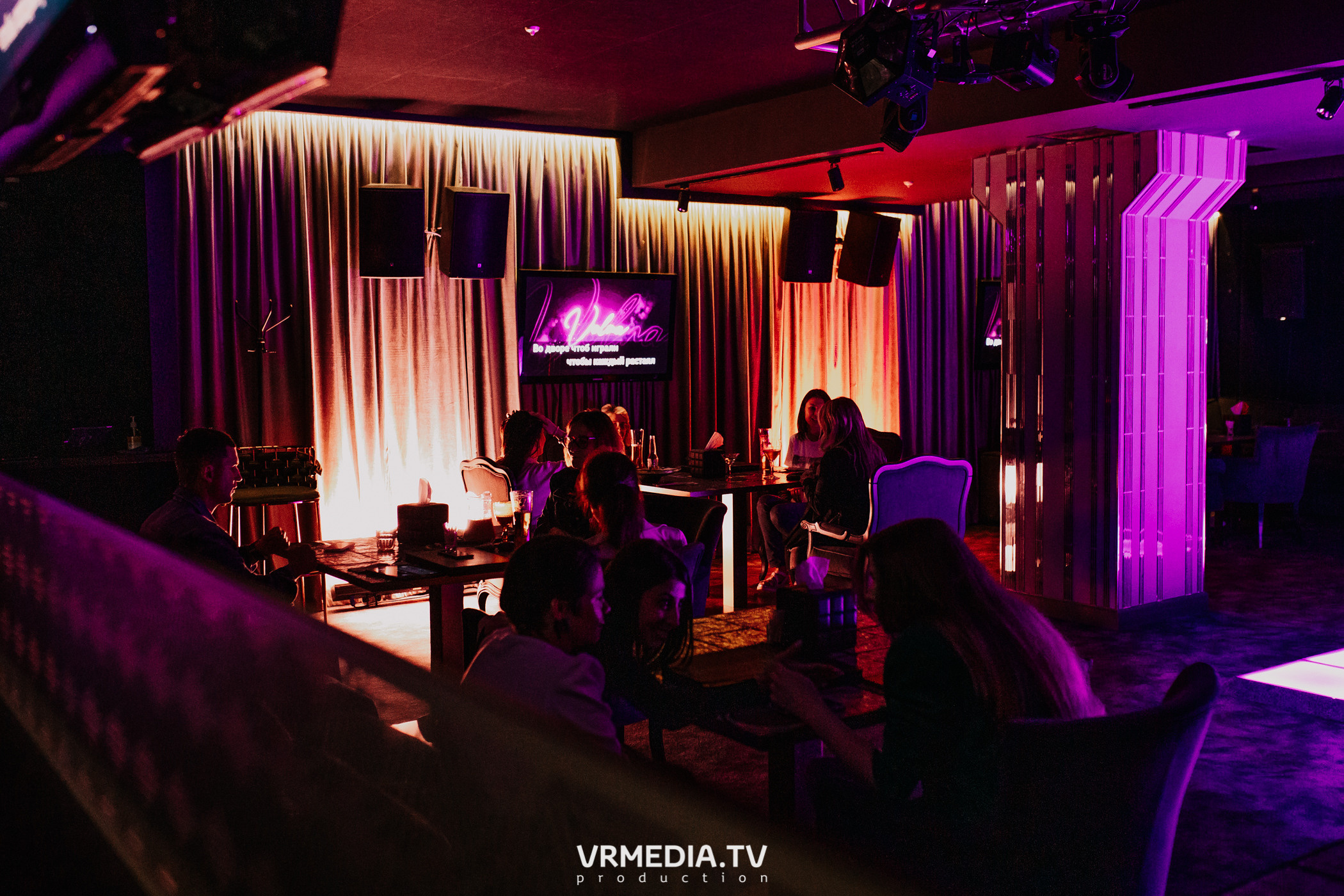 Пятничная вечеринка в караоке-баре «Volna»