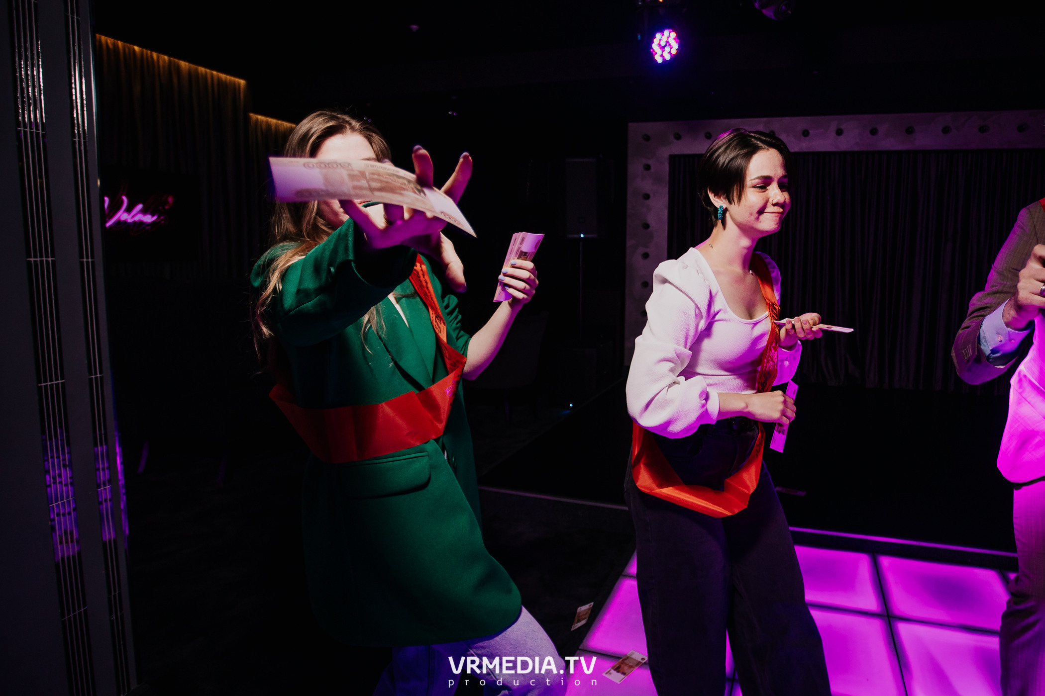 Пятничная вечеринка в караоке-баре «Volna»