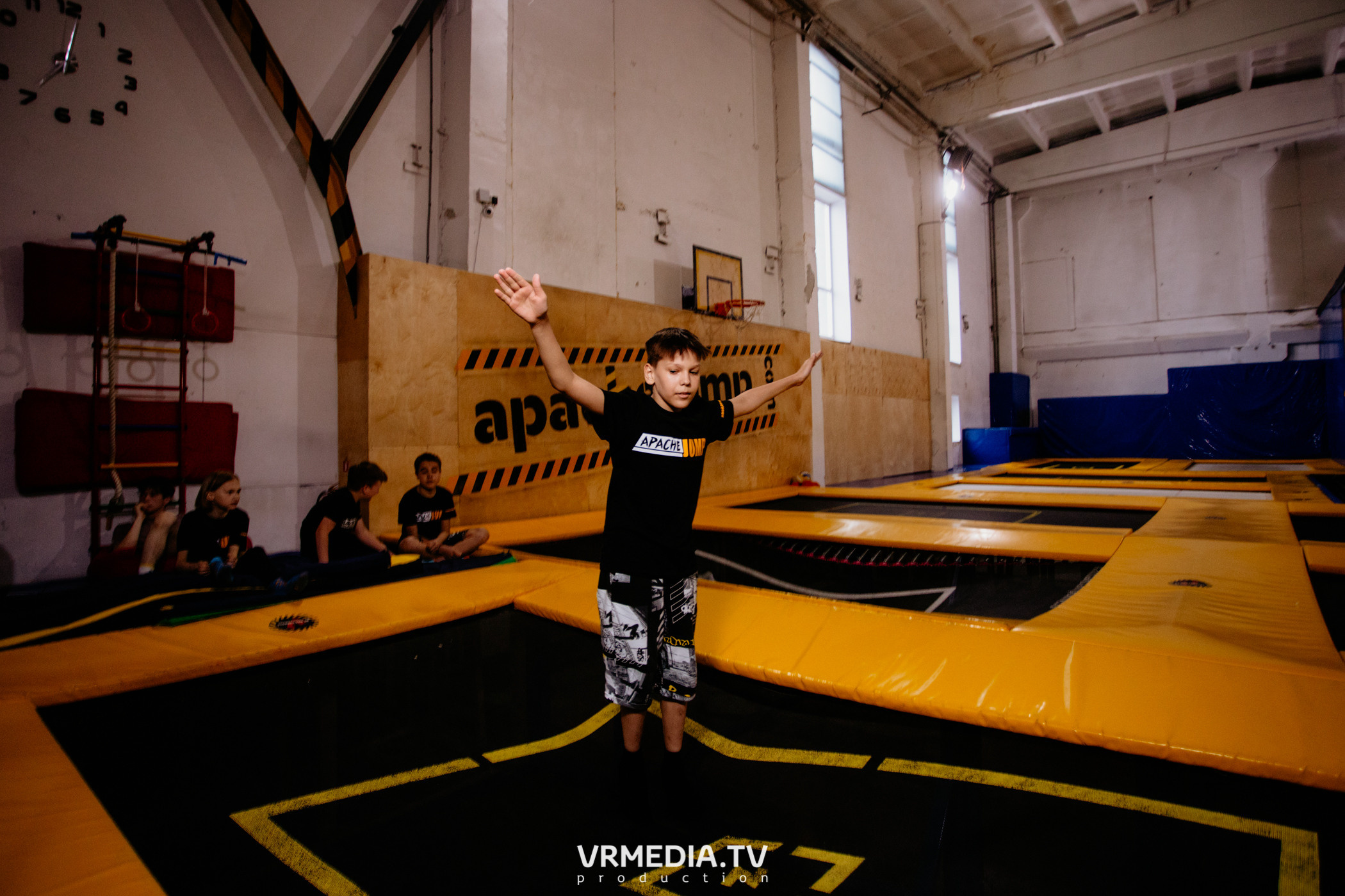 Соревнования по прыжкам на батуте в «Apache Jump»