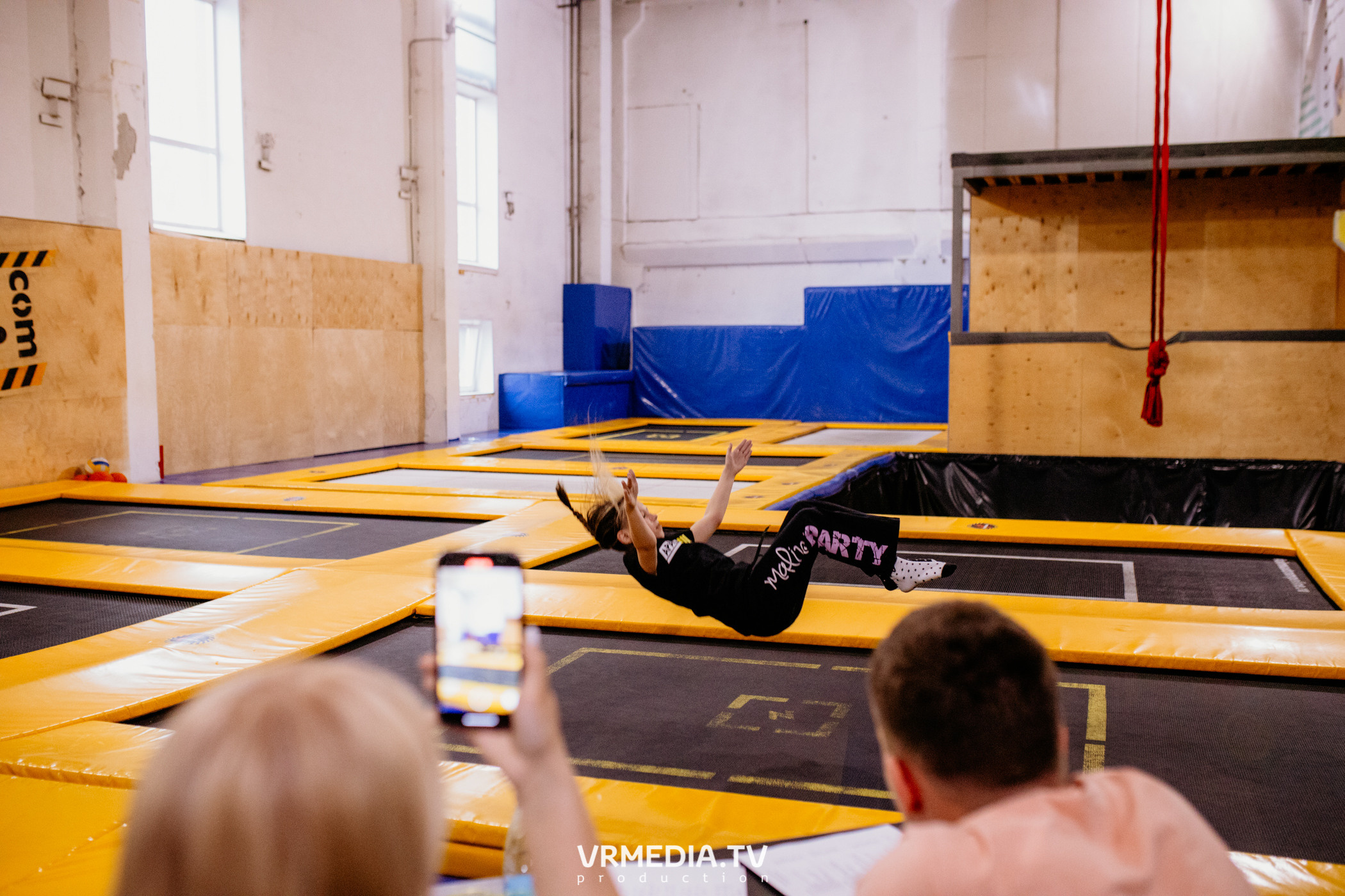 Соревнования по прыжкам на батуте в «Apache Jump»