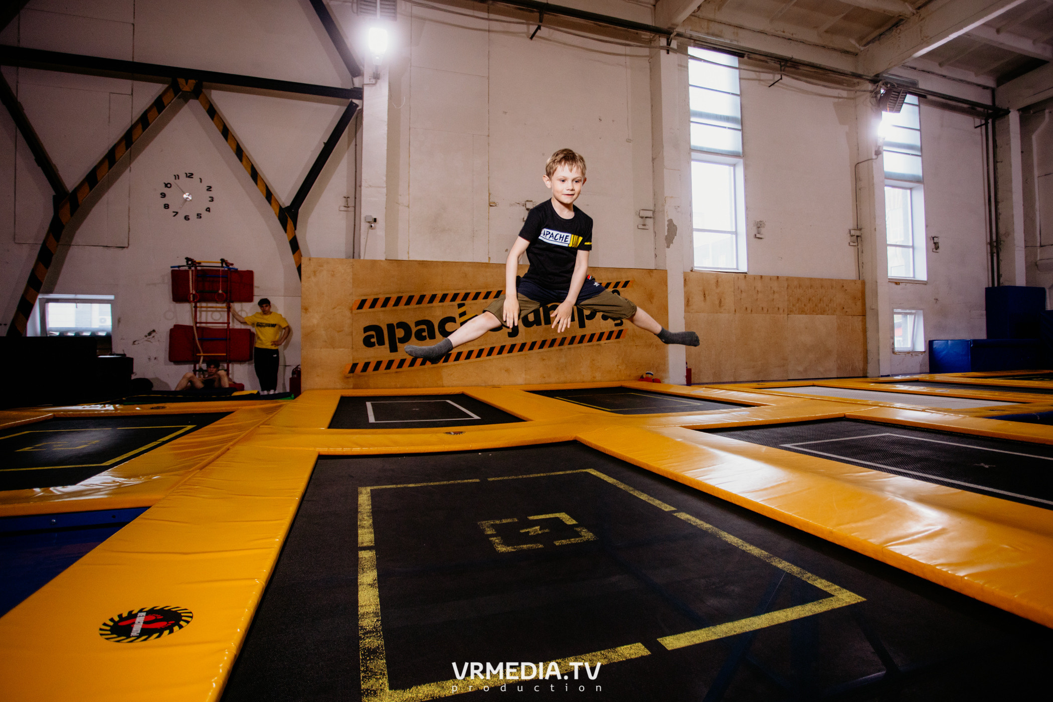 Соревнования по прыжкам на батуте в «Apache Jump»