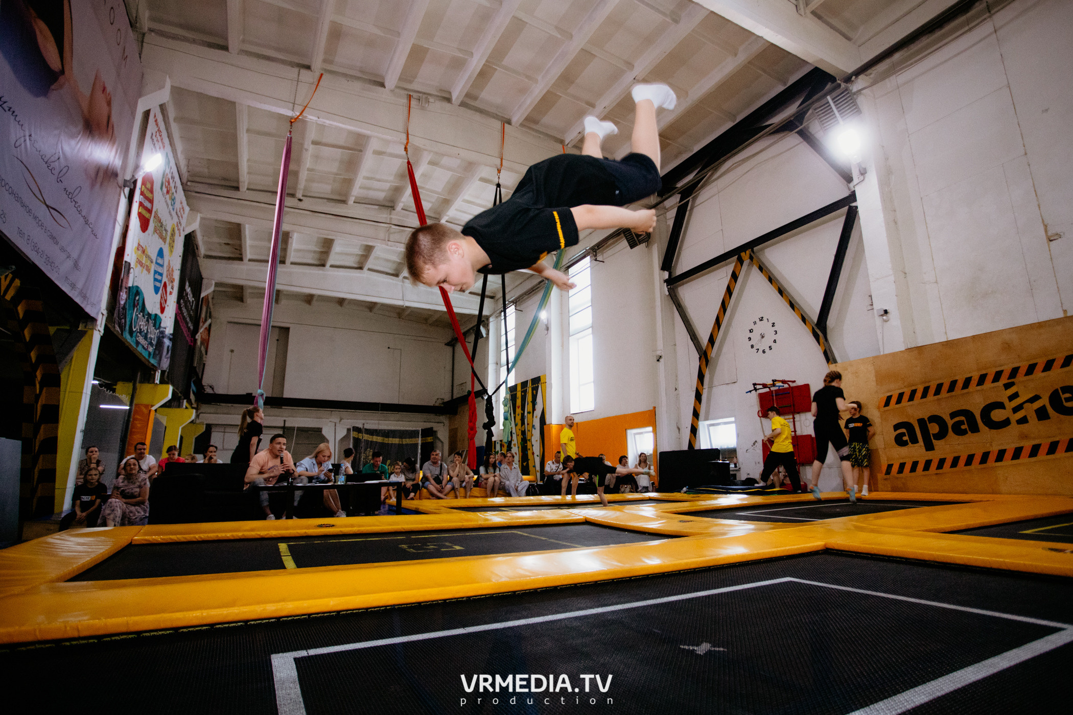 Соревнования по прыжкам на батуте в «Apache Jump»