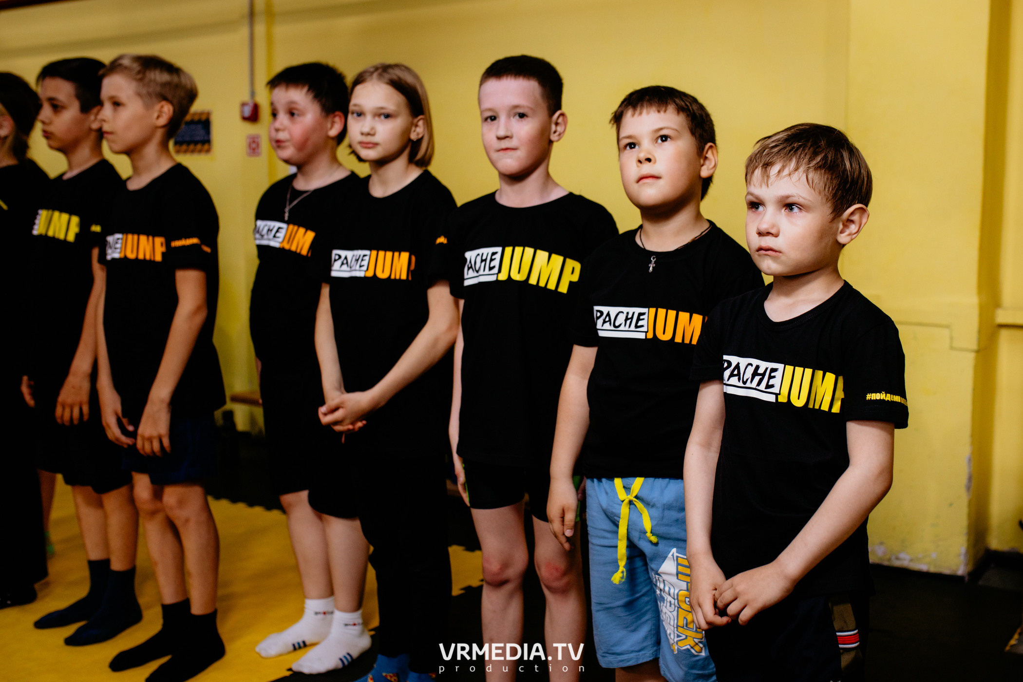 Соревнования по прыжкам на батуте в «Apache Jump»