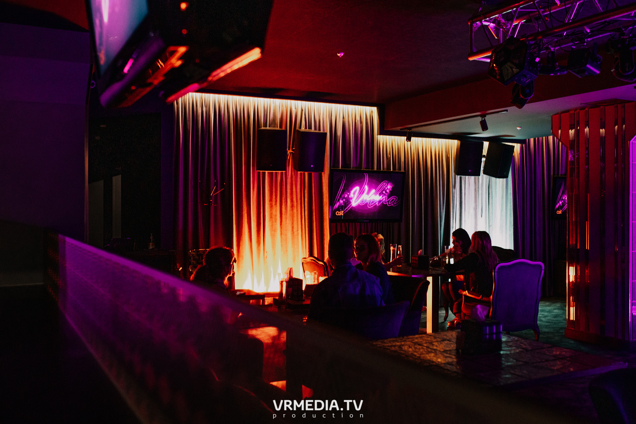 Пятничная вечеринка в караоке-баре «Volna»