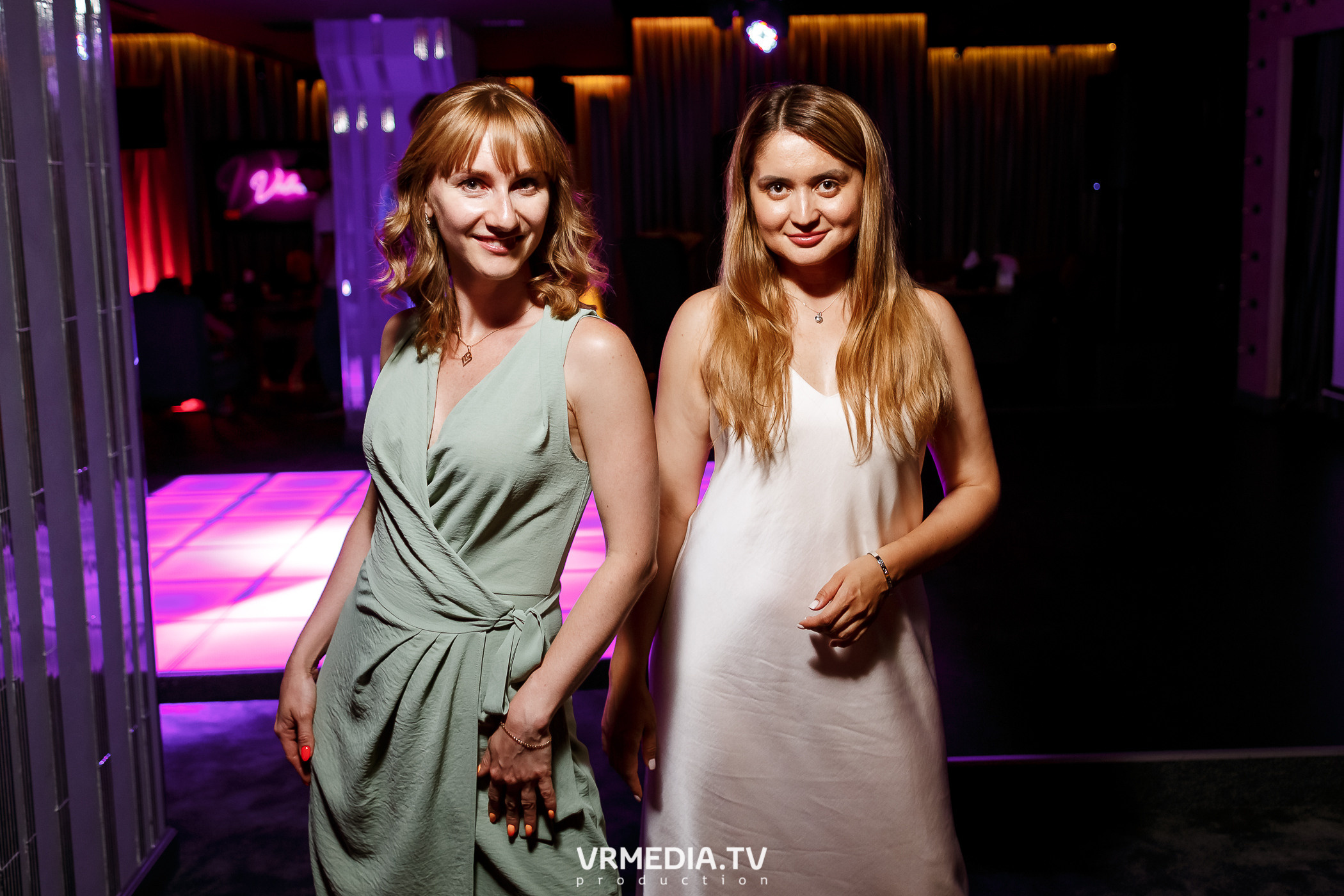 Золотая пятница. Вечеринка 90х в караоке-баре «Volna»