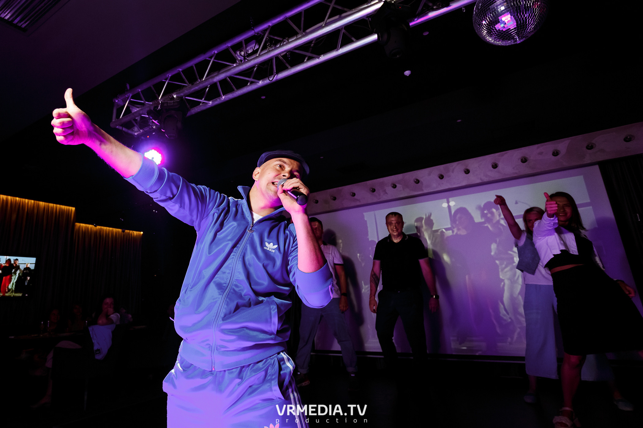 Золотая пятница. Вечеринка 90х в караоке-баре «Volna»