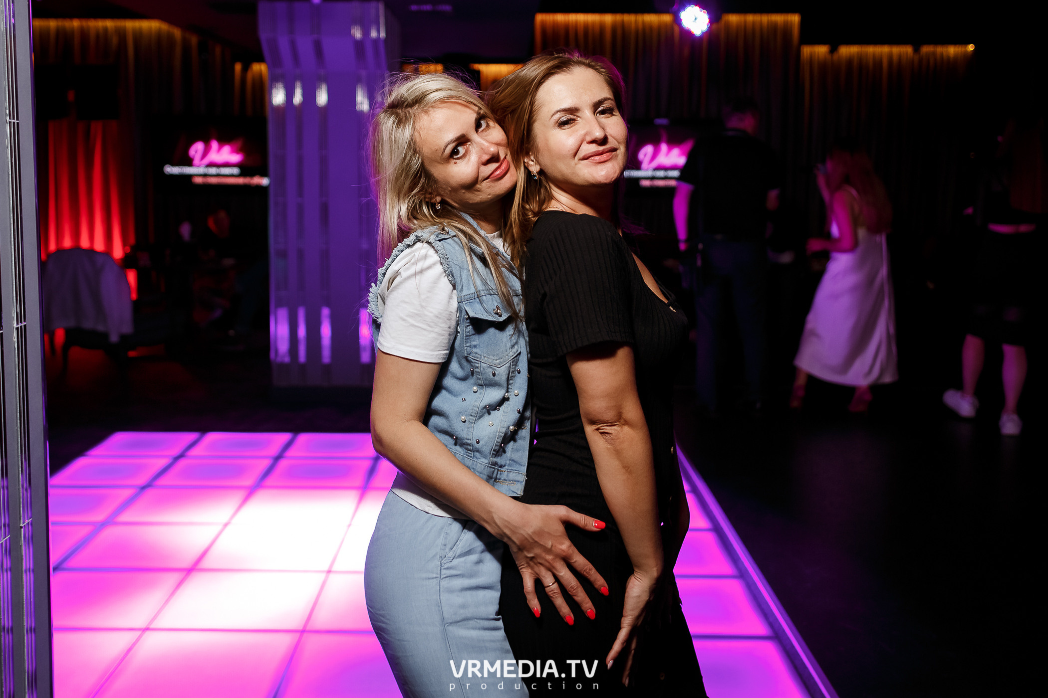 Золотая пятница. Вечеринка 90х в караоке-баре «Volna»