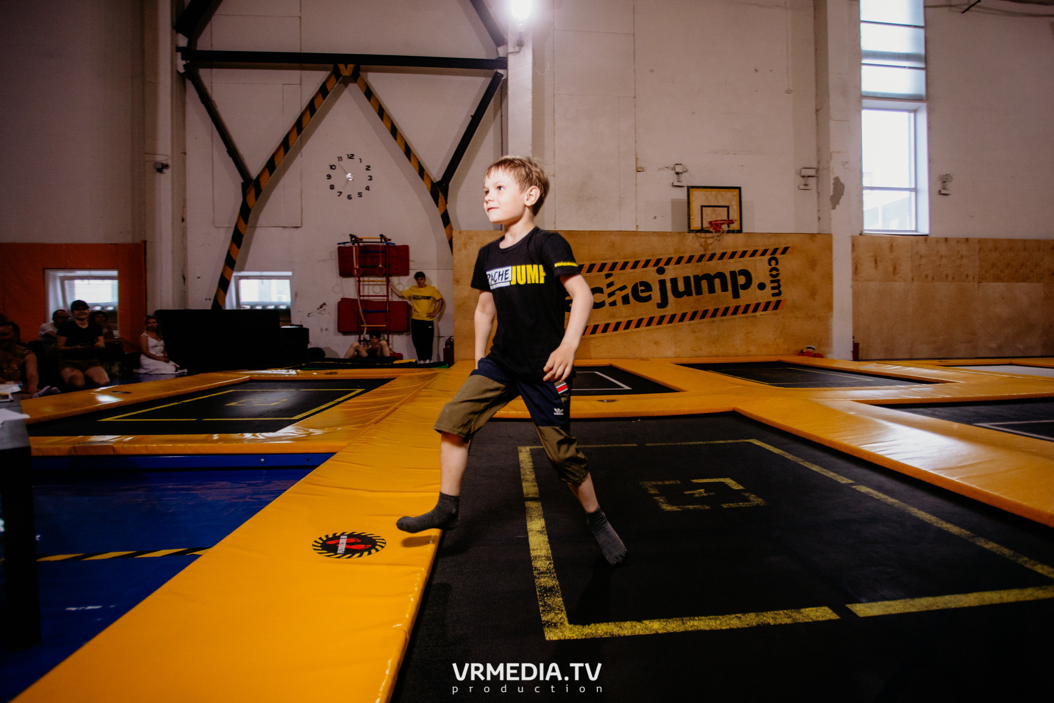 Соревнования по прыжкам на батуте в «Apache Jump»