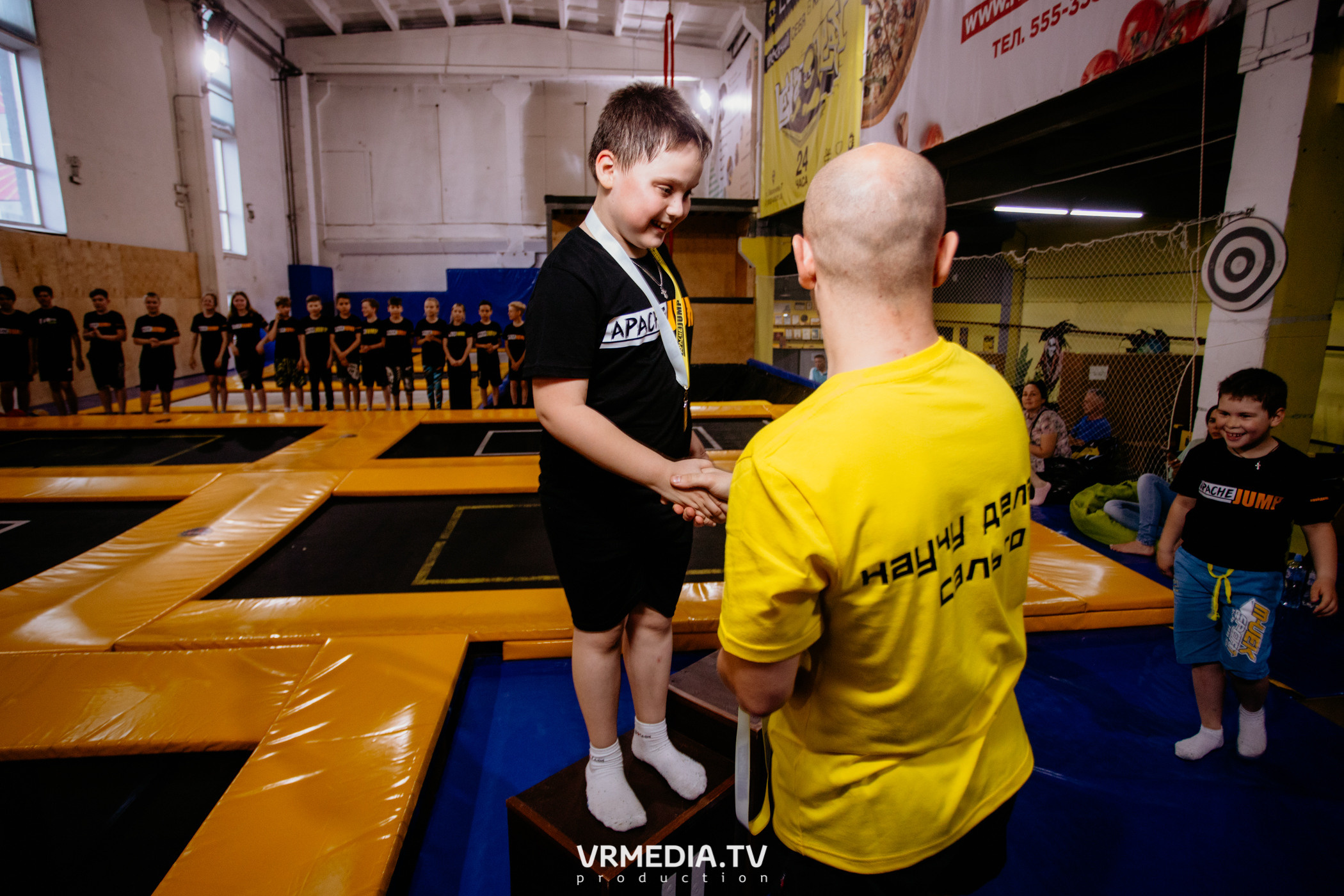 Соревнования по прыжкам на батуте в «Apache Jump»