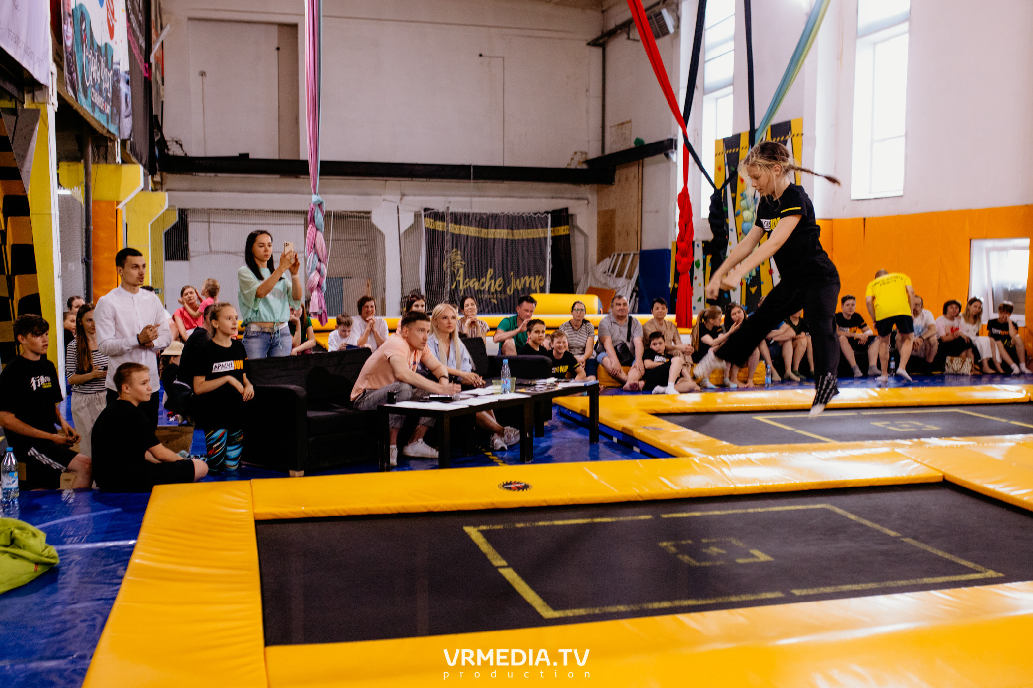 Соревнования по прыжкам на батуте в «Apache Jump»