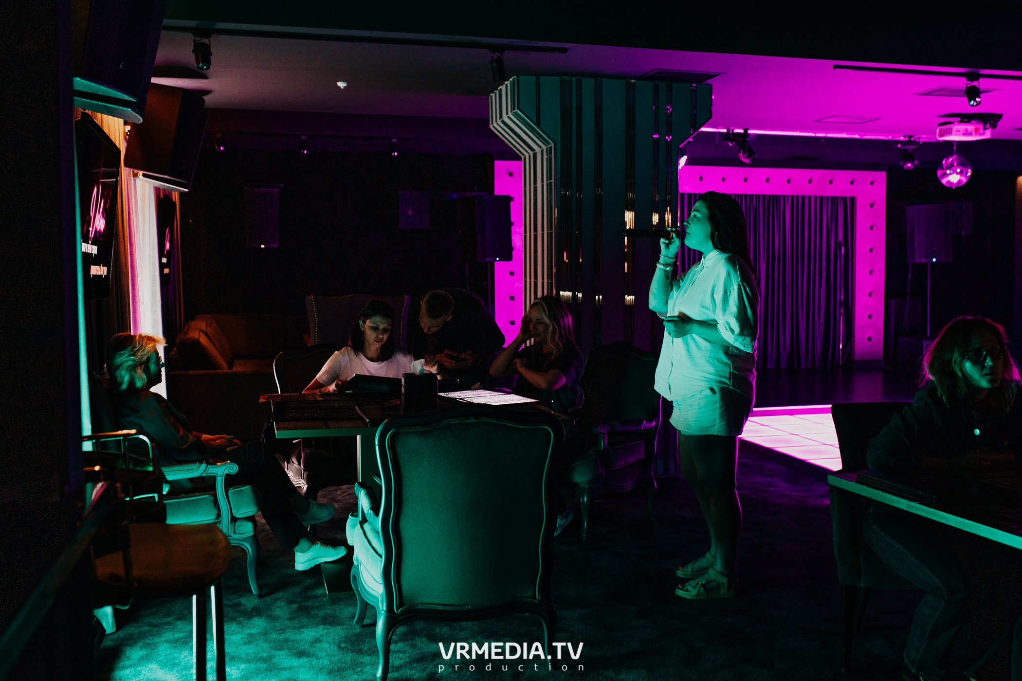 Пятничная вечеринка в караоке-баре «Volna»