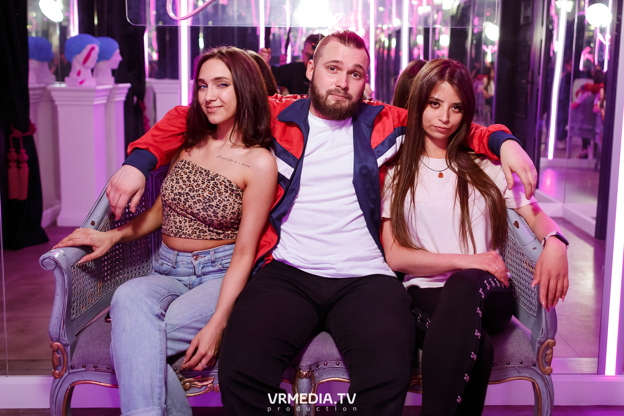 Золотая пятница. Вечеринка 90х в караоке-баре «Volna»