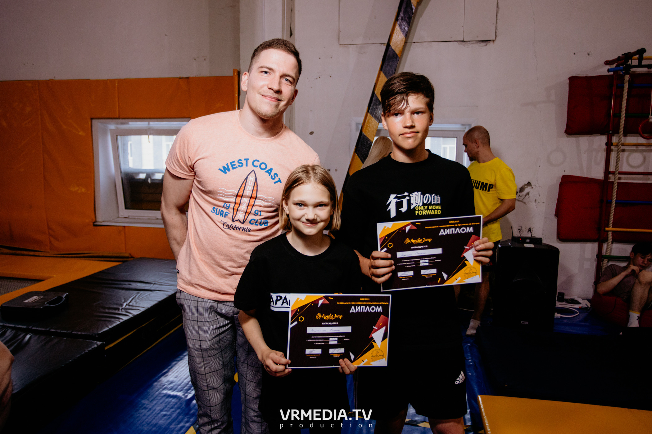 Соревнования по прыжкам на батуте в «Apache Jump»