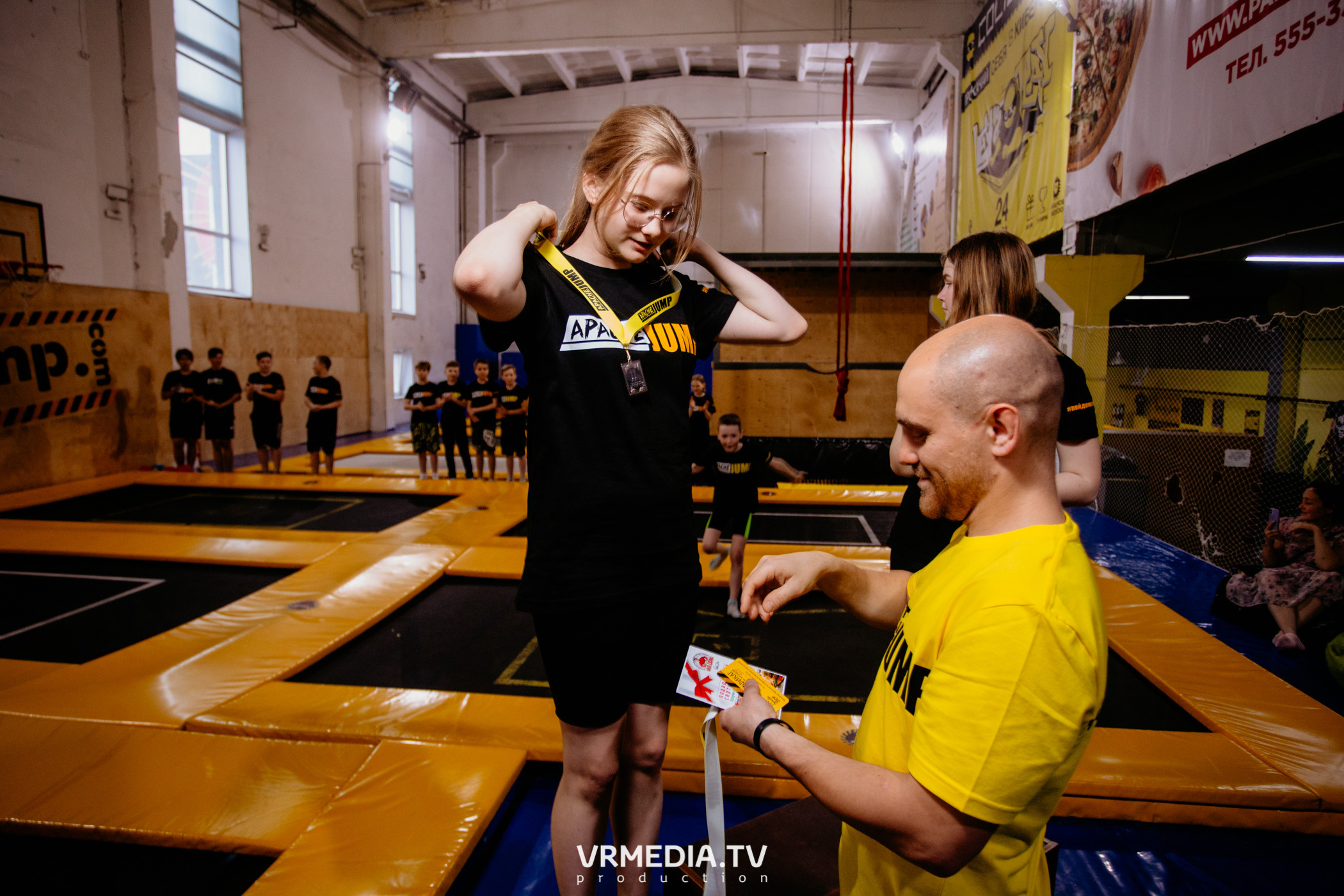 Соревнования по прыжкам на батуте в «Apache Jump»