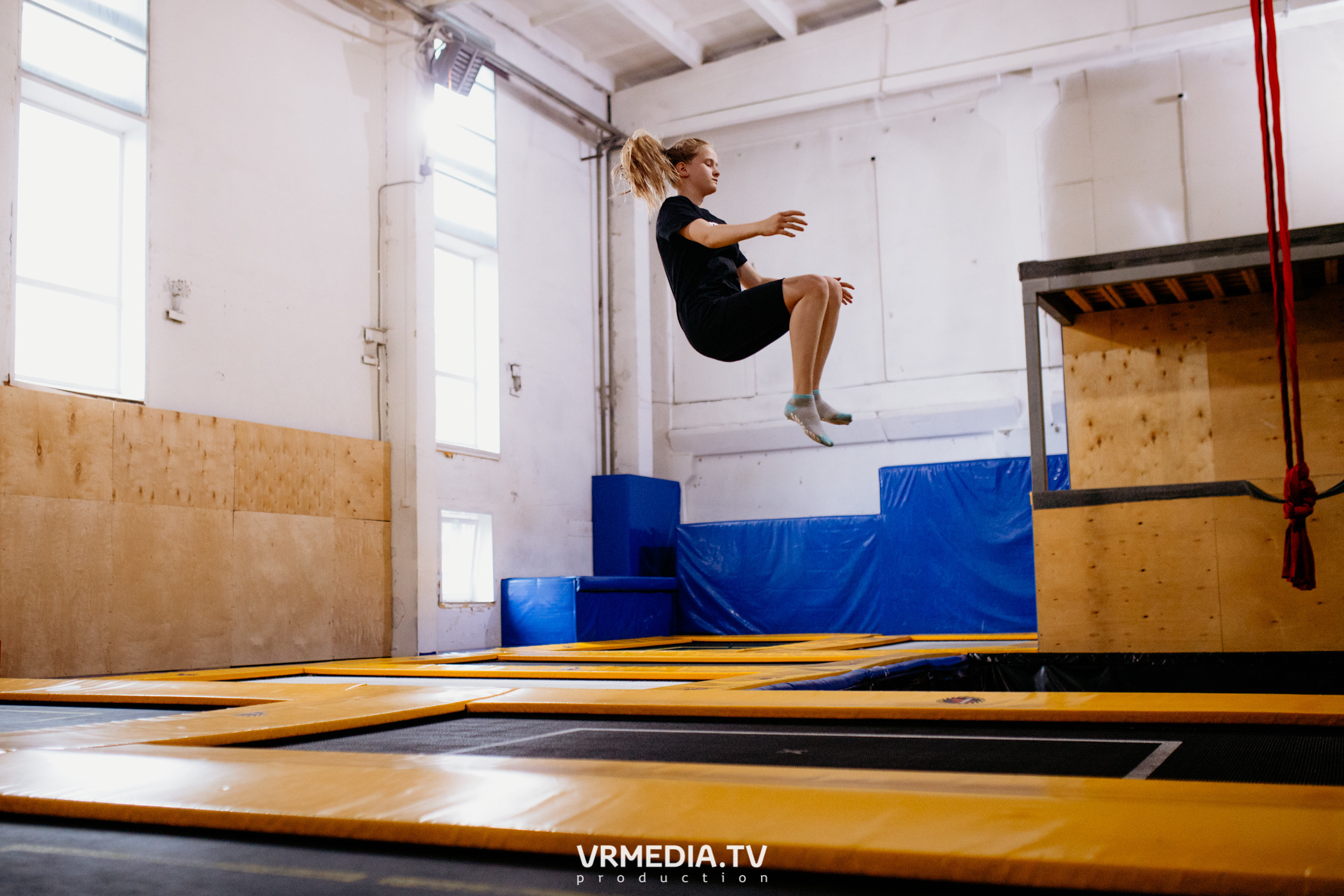 Соревнования по прыжкам на батуте в «Apache Jump»