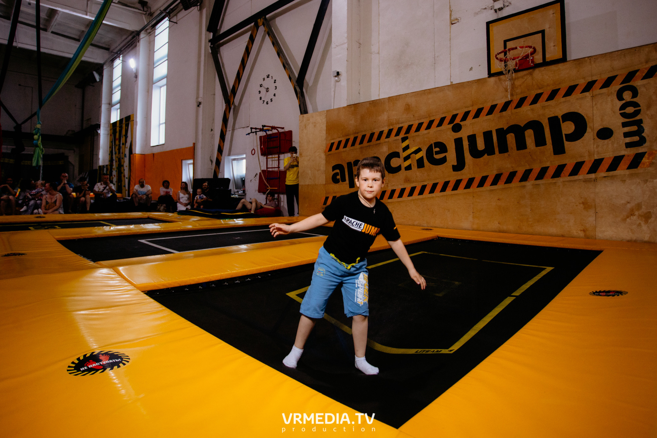 Соревнования по прыжкам на батуте в «Apache Jump»