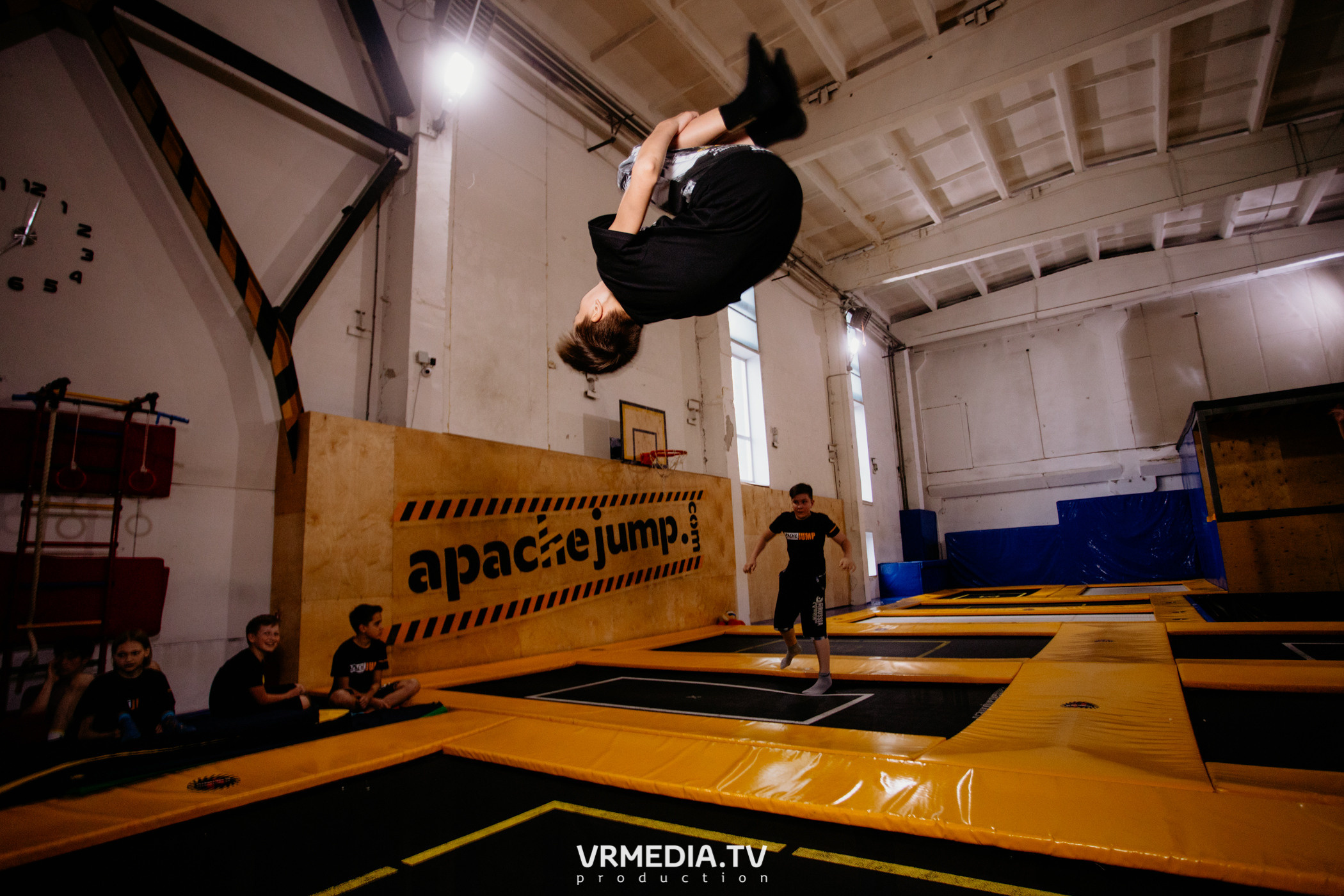 Соревнования по прыжкам на батуте в «Apache Jump»