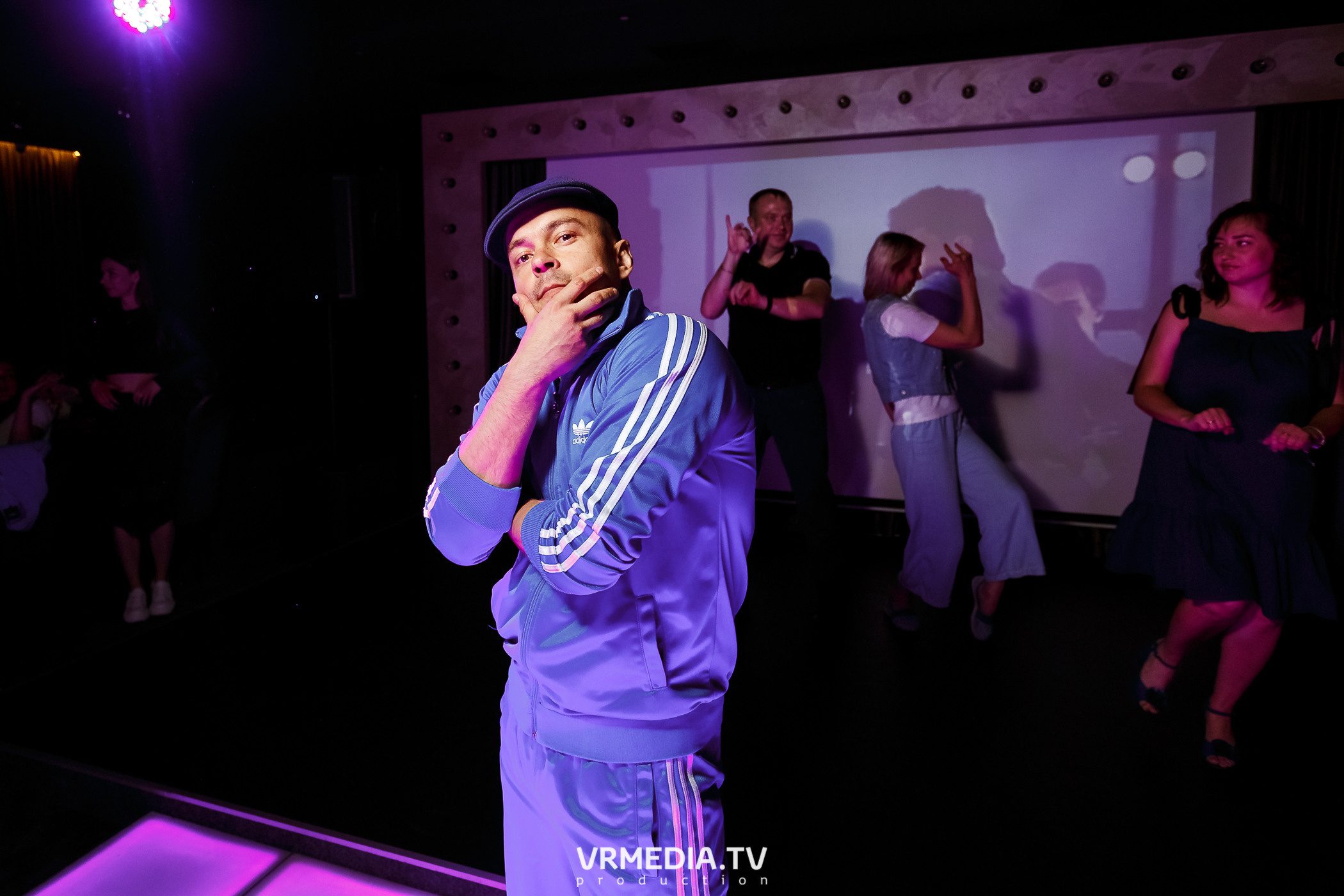 Золотая пятница. Вечеринка 90х в караоке-баре «Volna»