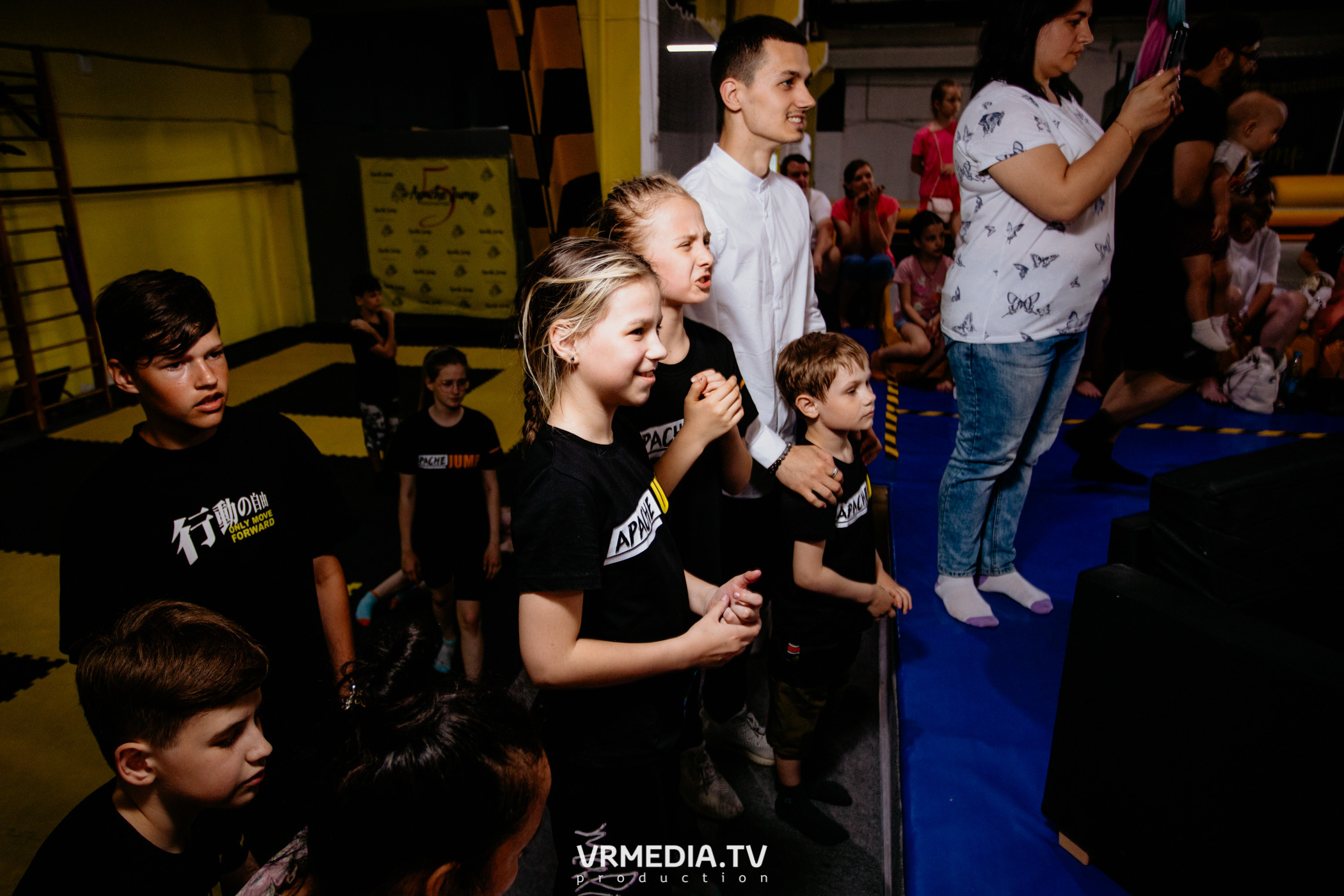 Соревнования по прыжкам на батуте в «Apache Jump»