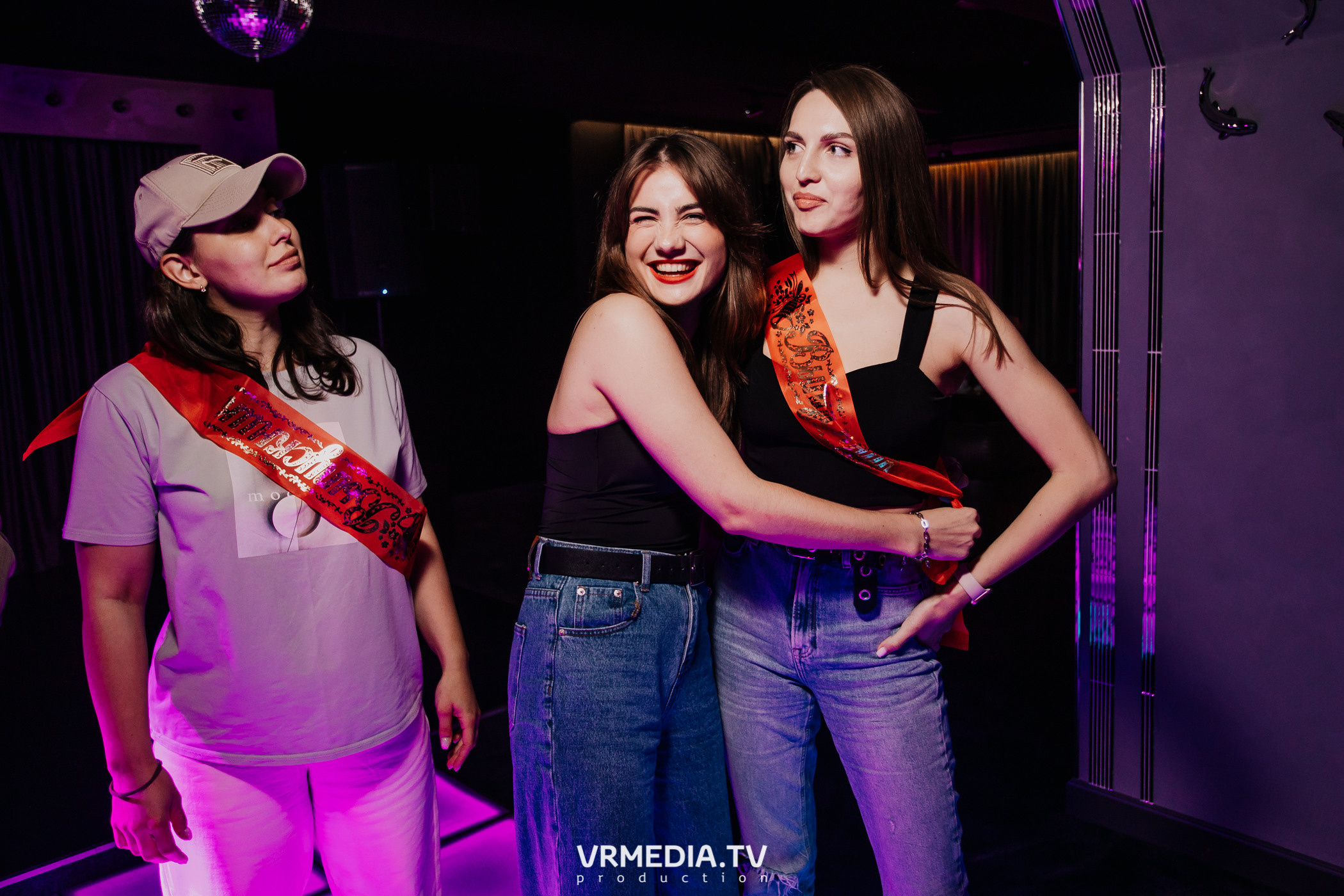 Пятничная вечеринка в караоке-баре «Volna»