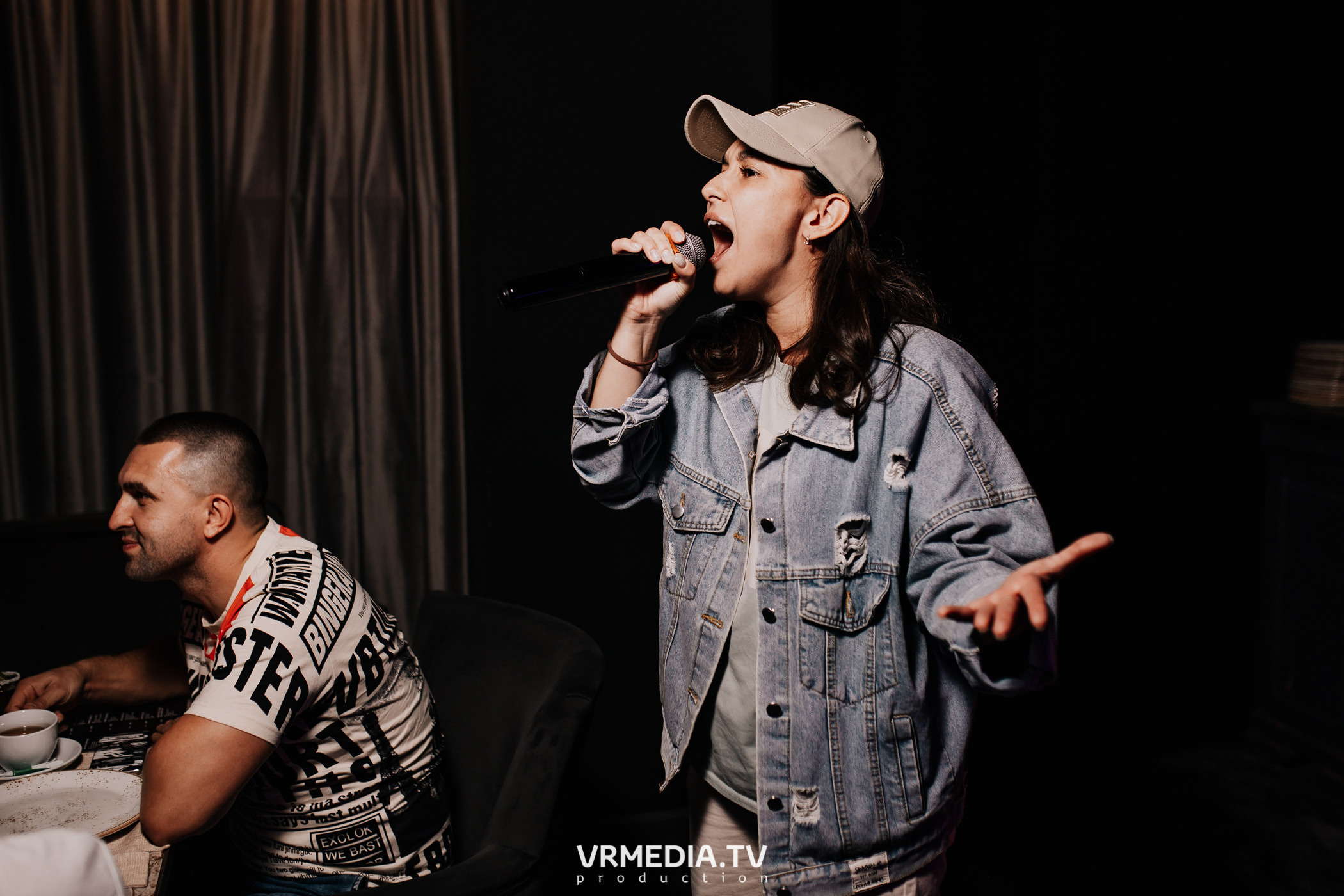 Пятничная вечеринка в караоке-баре «Volna»