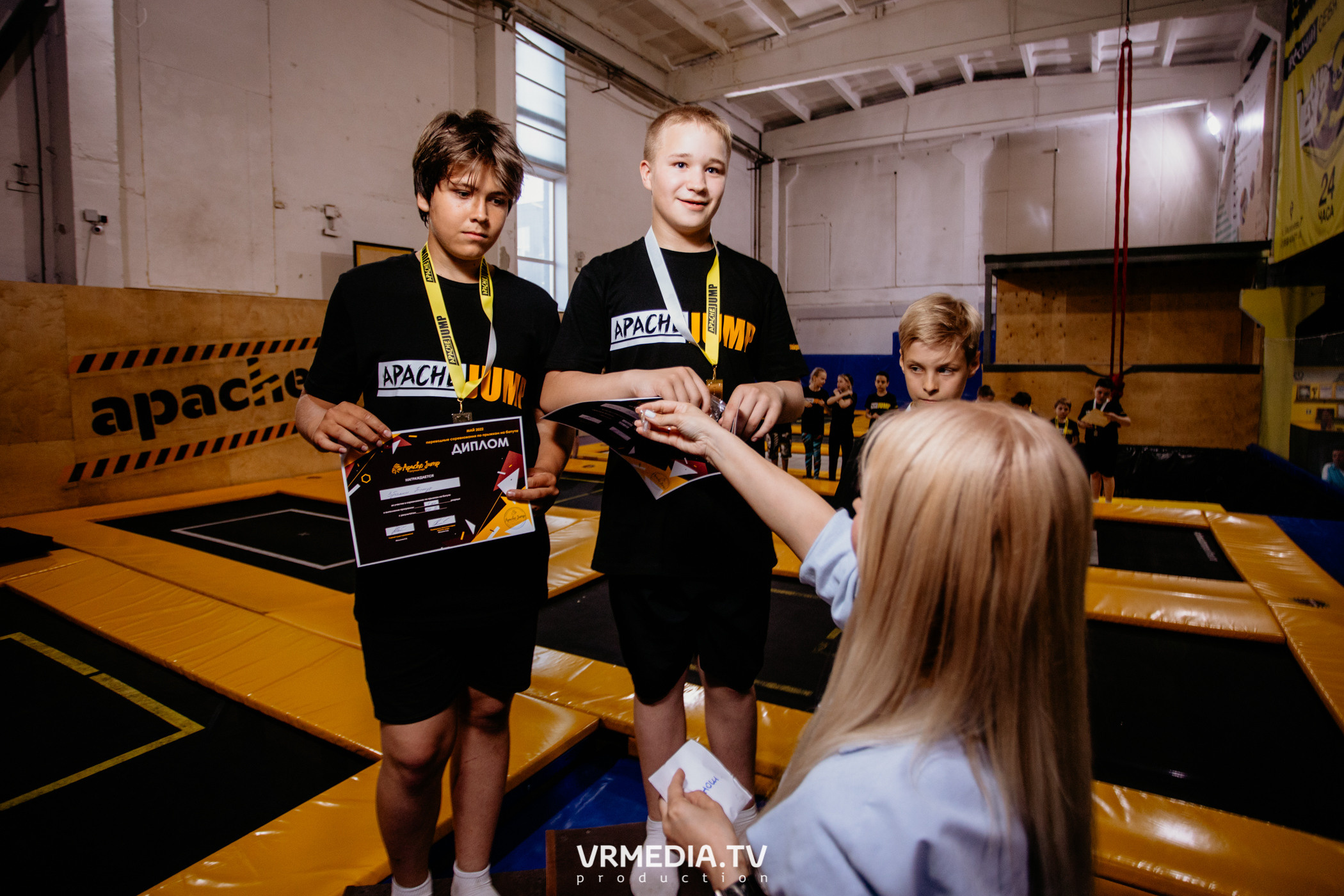 Соревнования по прыжкам на батуте в «Apache Jump»