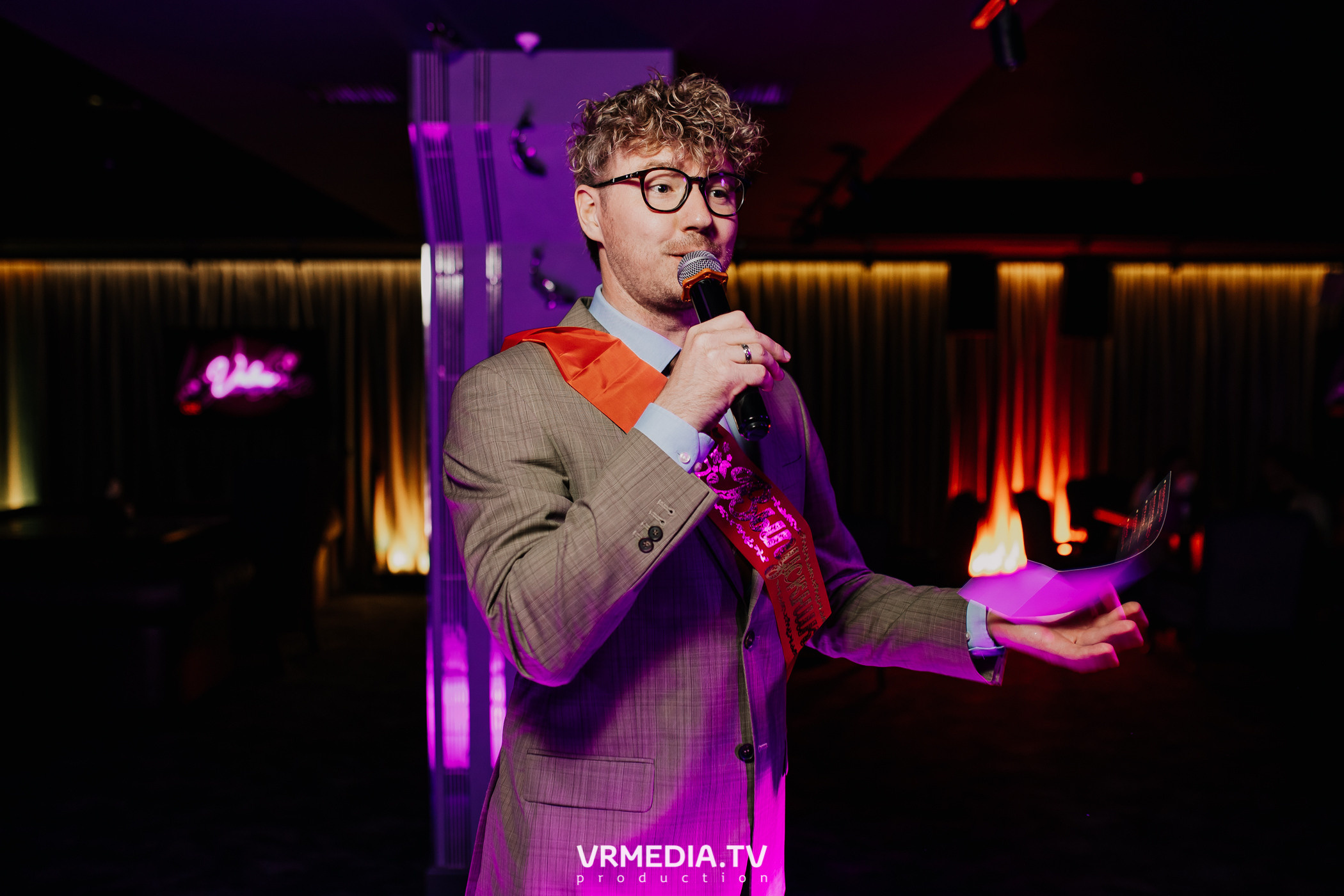 Пятничная вечеринка в караоке-баре «Volna»