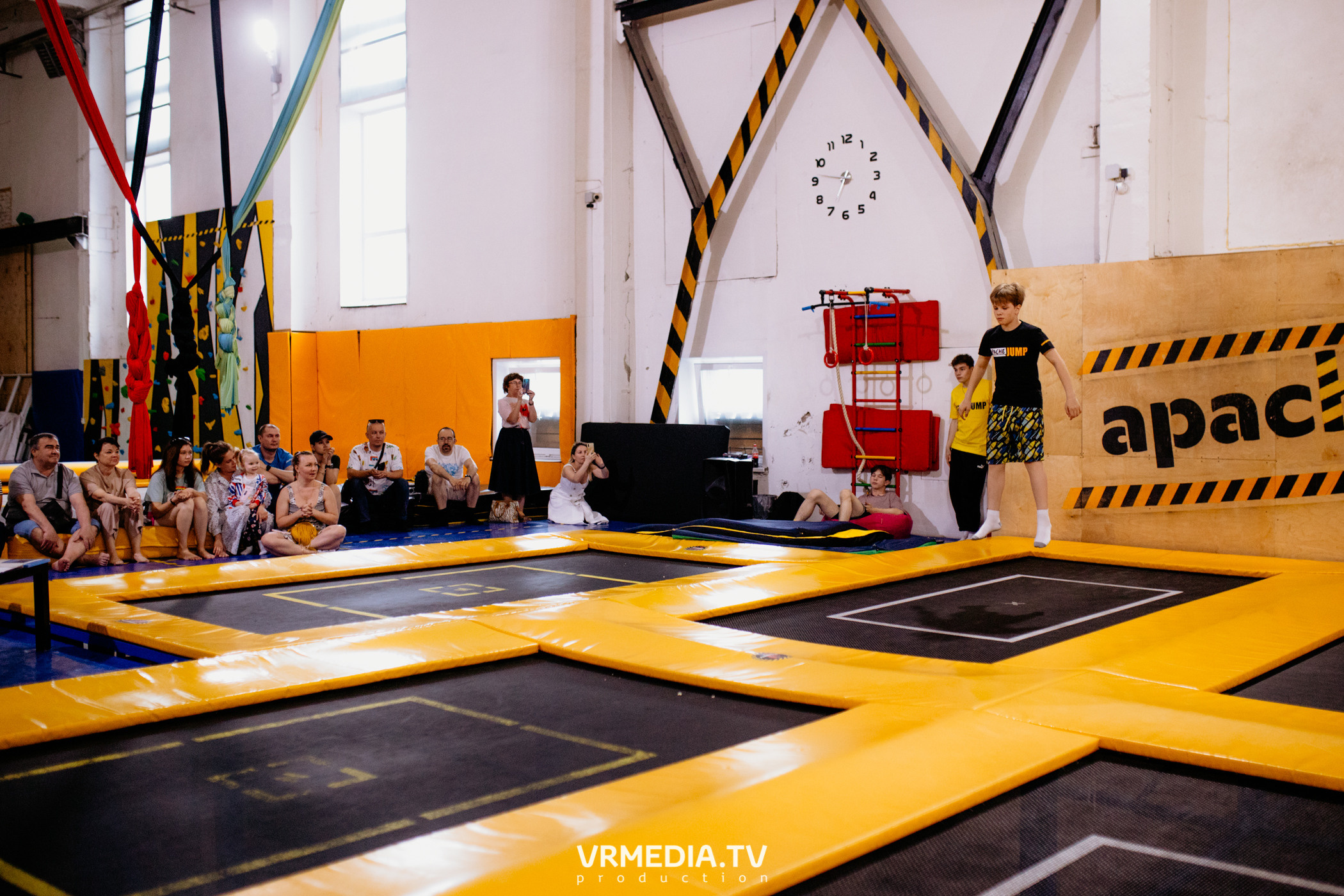 Соревнования по прыжкам на батуте в «Apache Jump»