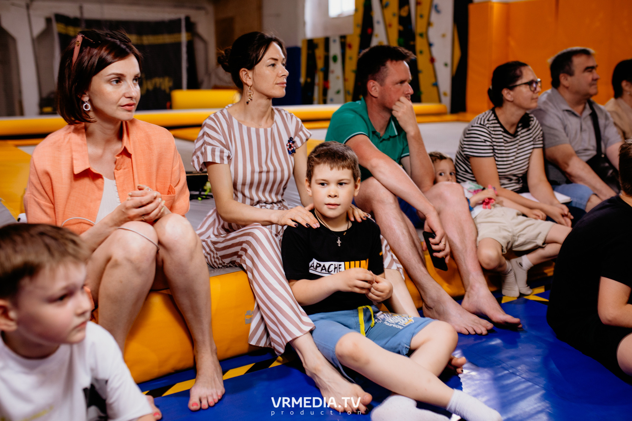 Соревнования по прыжкам на батуте в «Apache Jump»