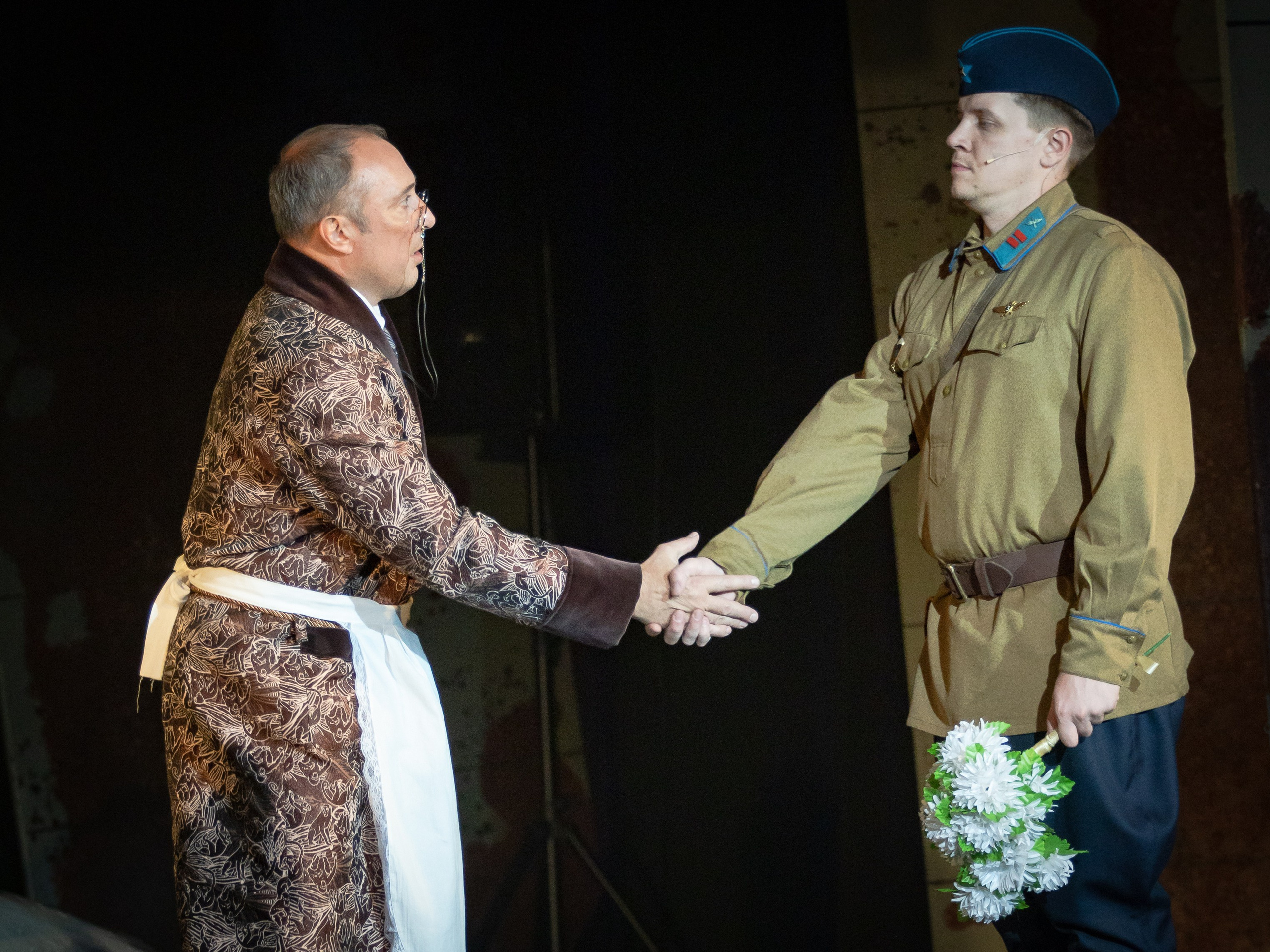 2 капитана. Фотограф. г. Южно-Сахалинск. Олег Толстов