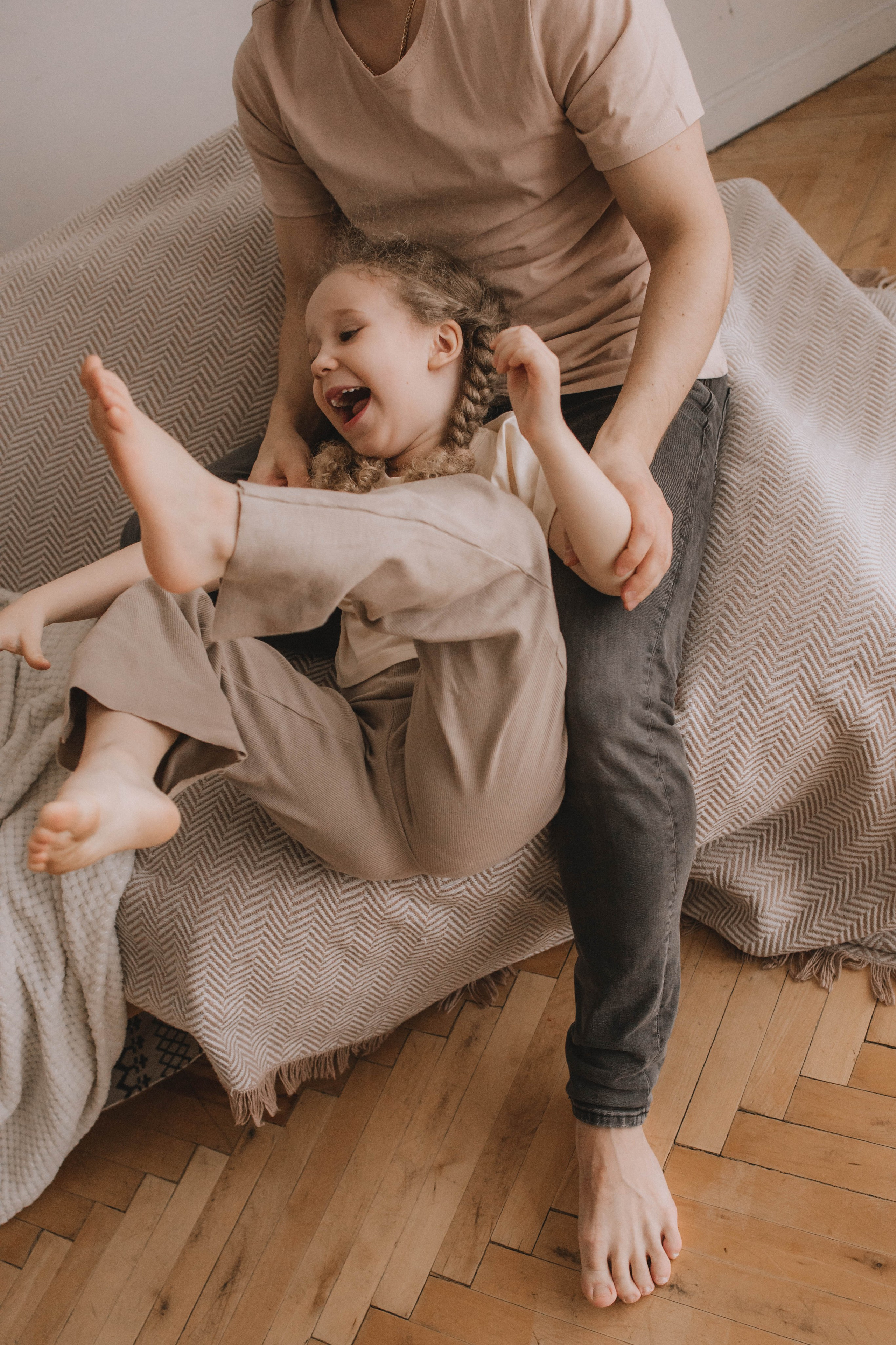 Озорные приключения кудряшки с родителями. Семейный фотограф в Москве, Щелково, Фрязино _ Виктория Степанова