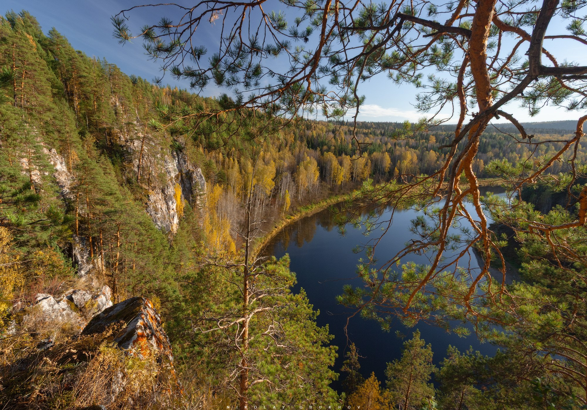 Осенний лес и скалы на скале Камень Омутной