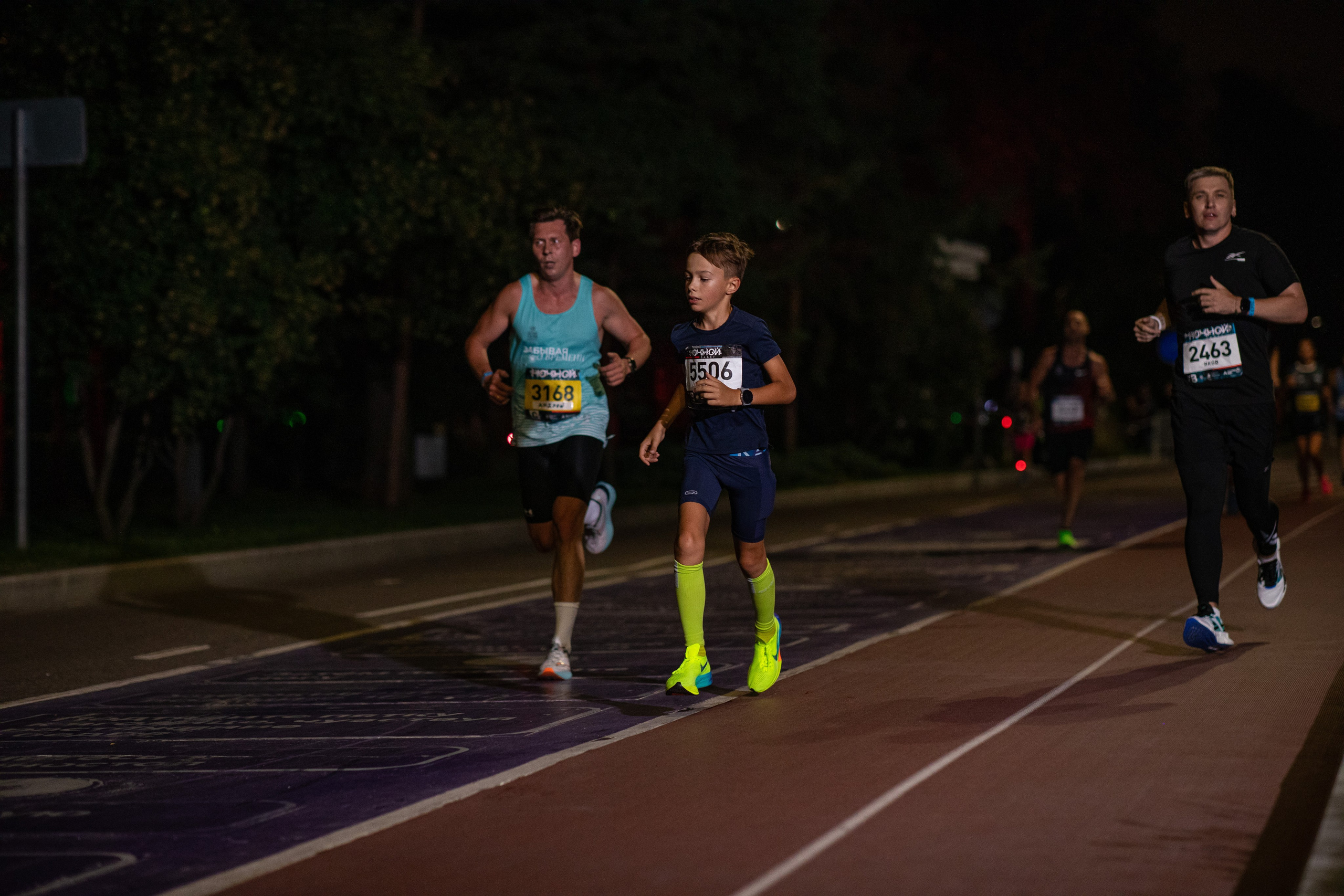 Ночной забег в ленте фотографий бегунов 03.08.24. Фотограф Сергей Ловкий