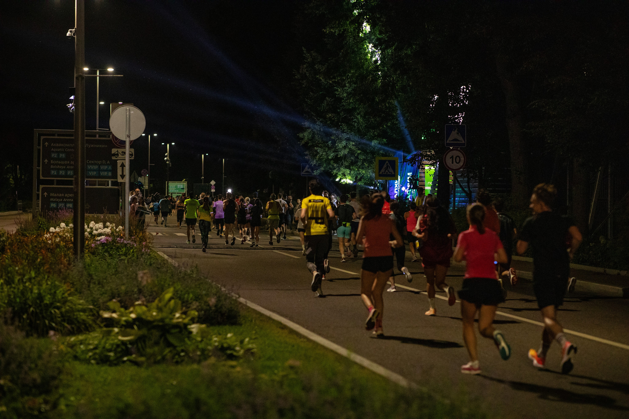 Ночной забег в ленте фотографий бегунов 03.08.24. Фотограф Сергей Ловкий