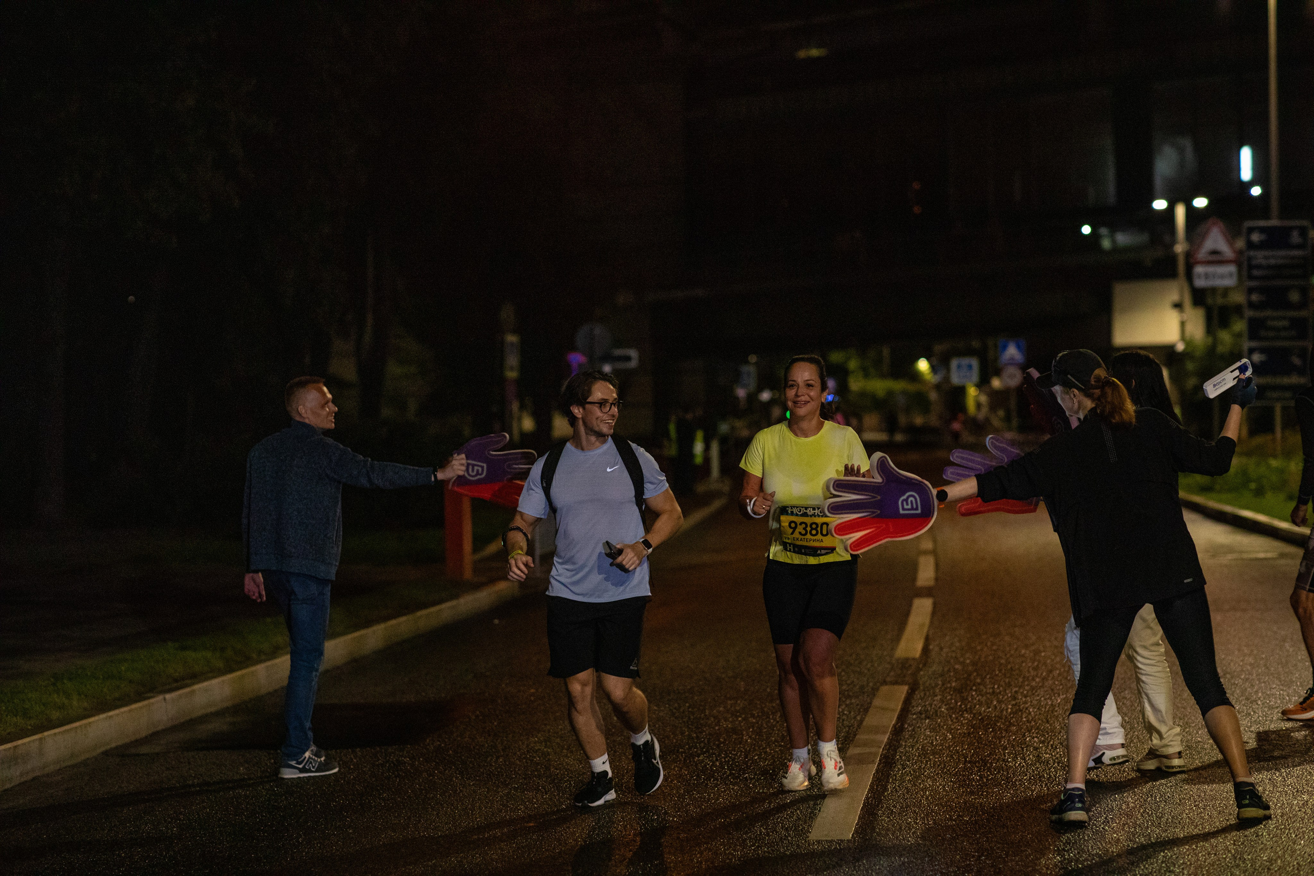 Ночной забег в ленте фотографий бегунов 03.08.24. Фотограф Сергей Ловкий