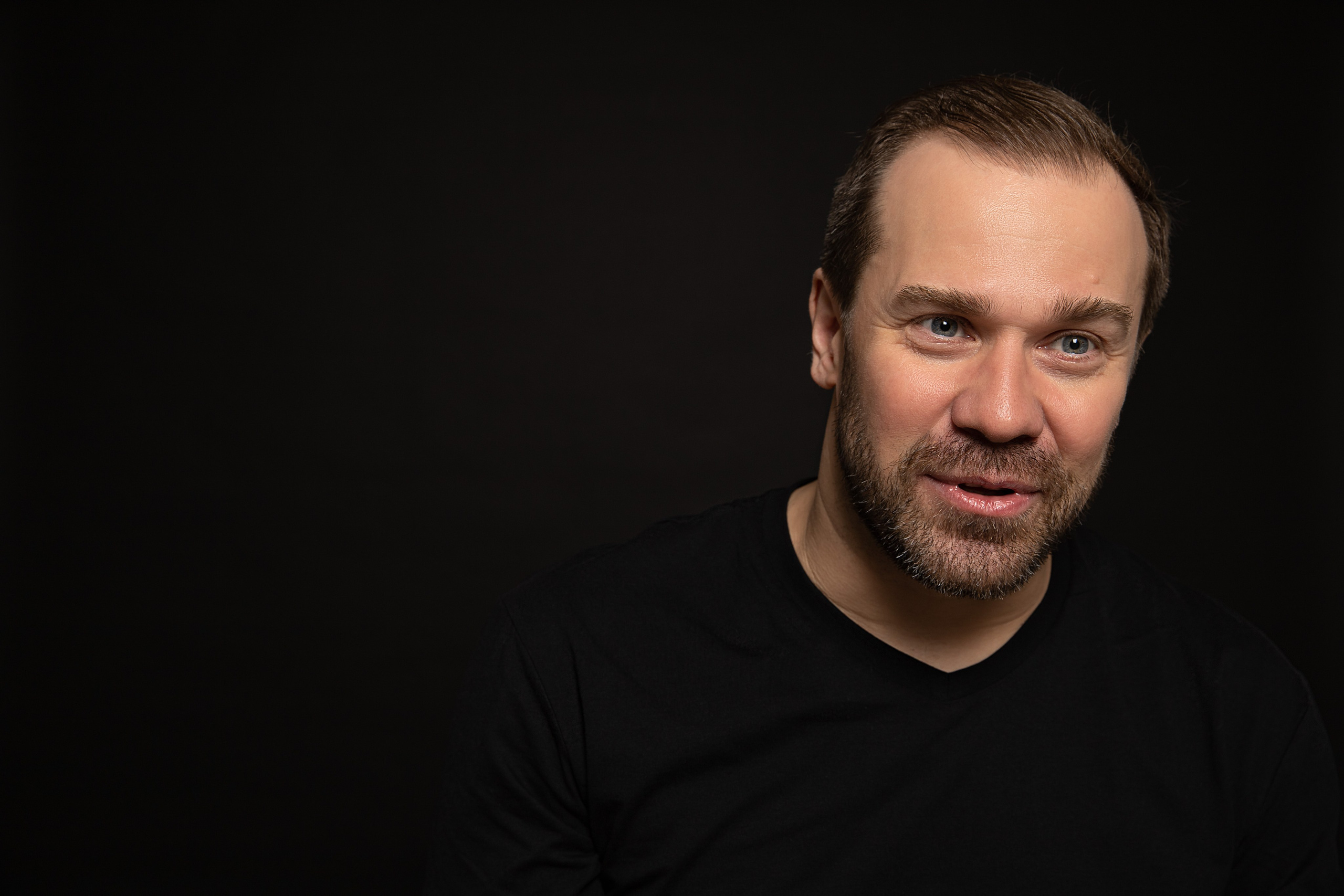 Актёрское портфолио. ФОТОГРАФ РАДОСТИ Фотосессия в студии СПб. Портретный фотограф — Юрий Торлопов