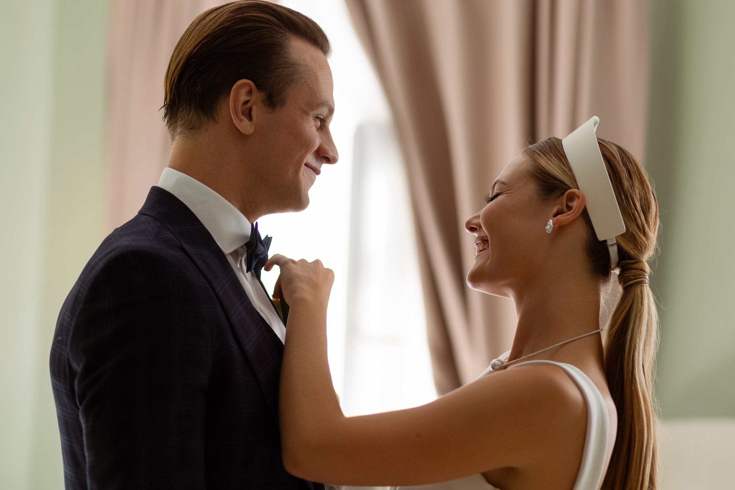 На портрете жених и невеста улыбаясь смотрят друг на друга.