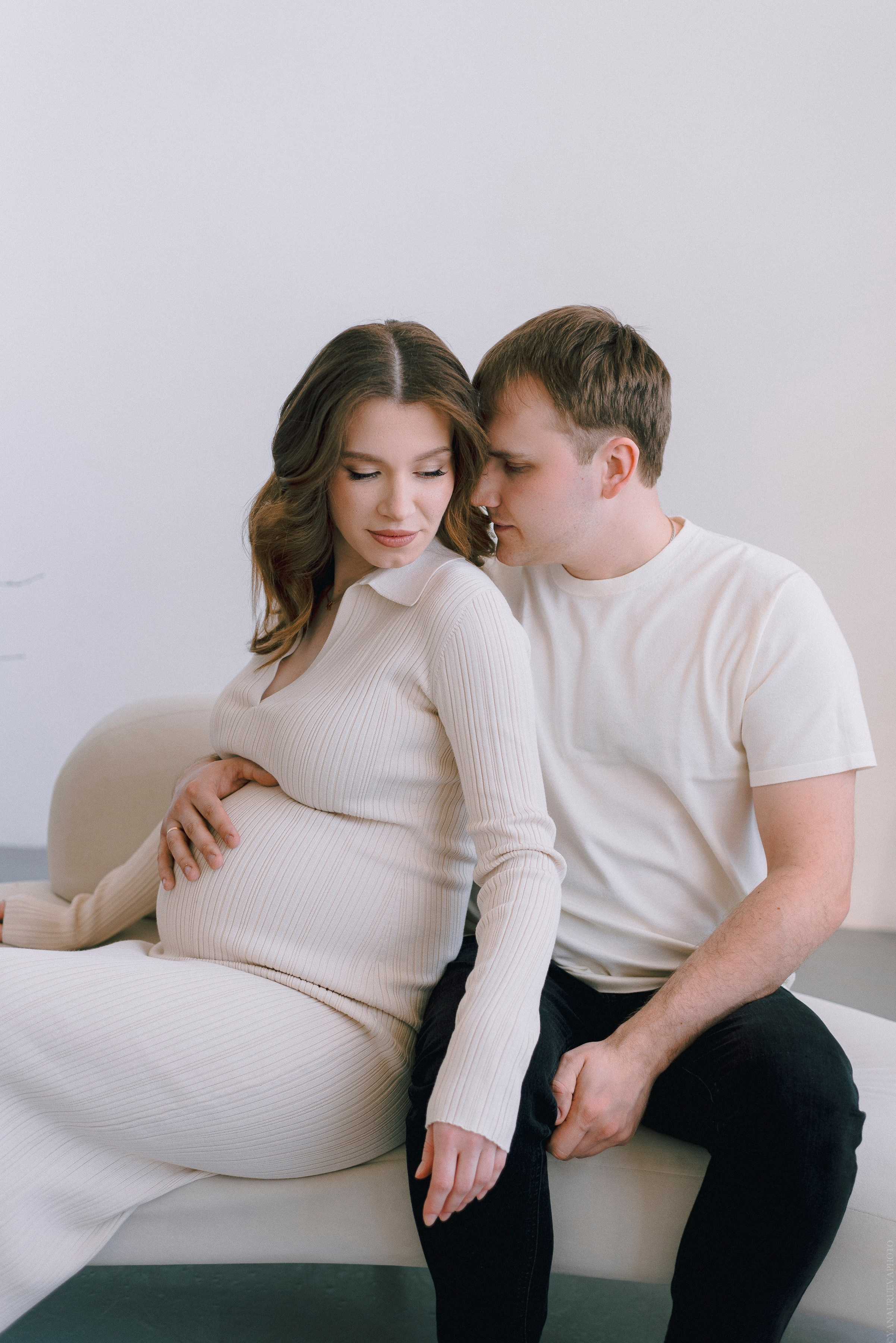 Съемка беременности в светлой студии