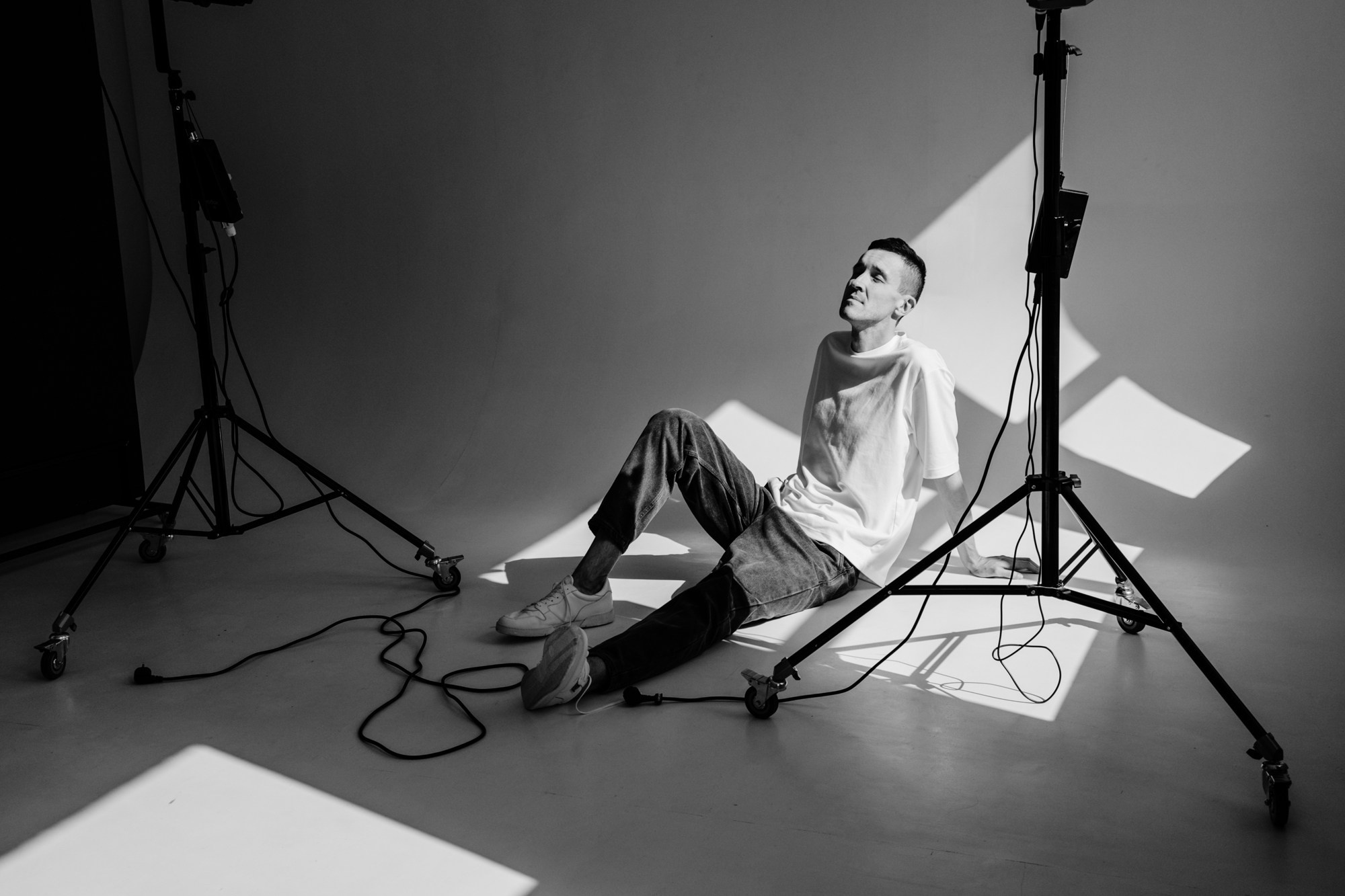 Мужской фотограф в Тюмени | Фотосессия в студии 2.16 на циклораме. Портретный фотограф Тюмень Дарья Мустафина