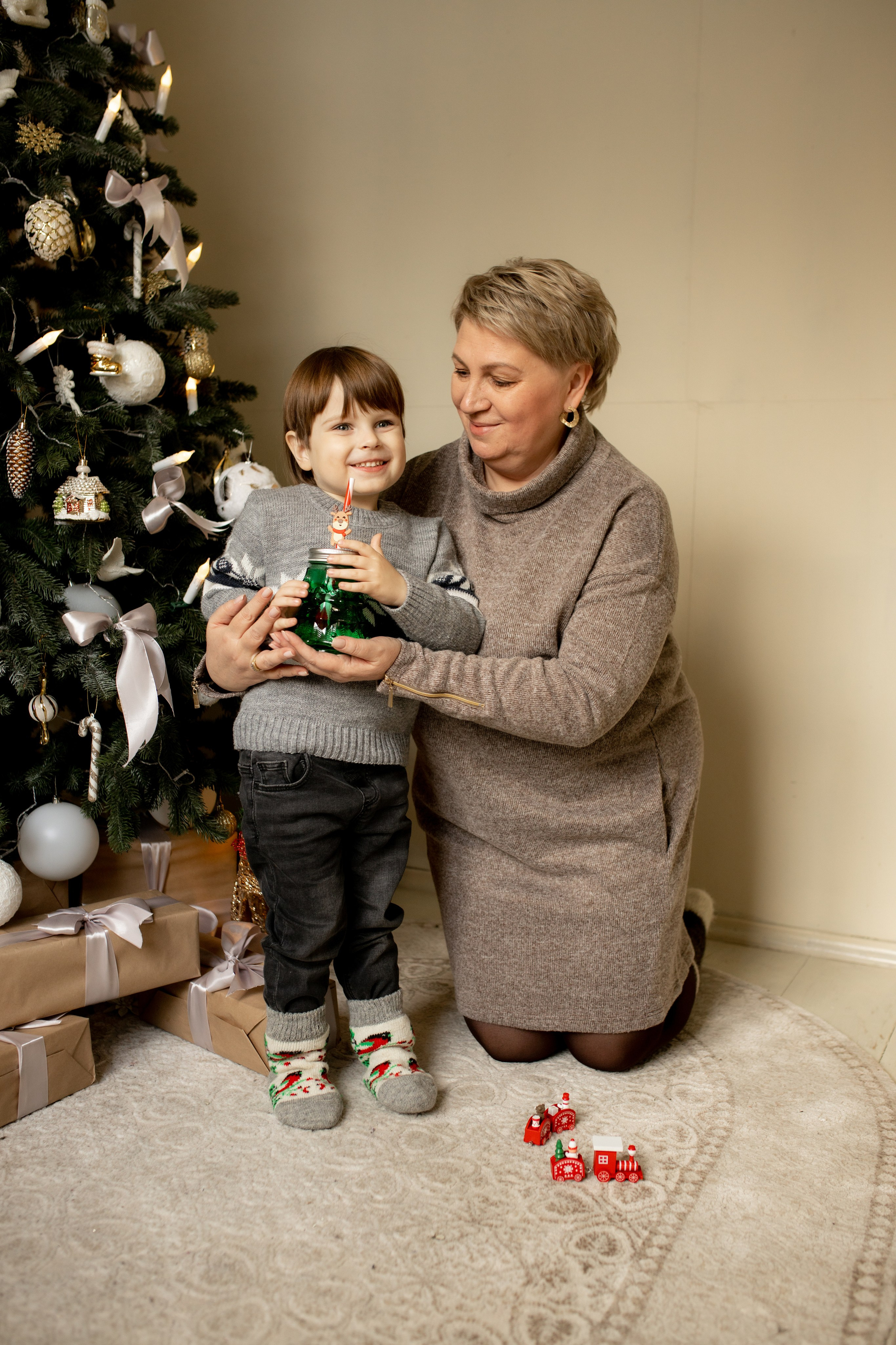 новогодний подарок маме, фотосессия с внуокм у ёлки, бабушка с внуком у новогодней ёлки