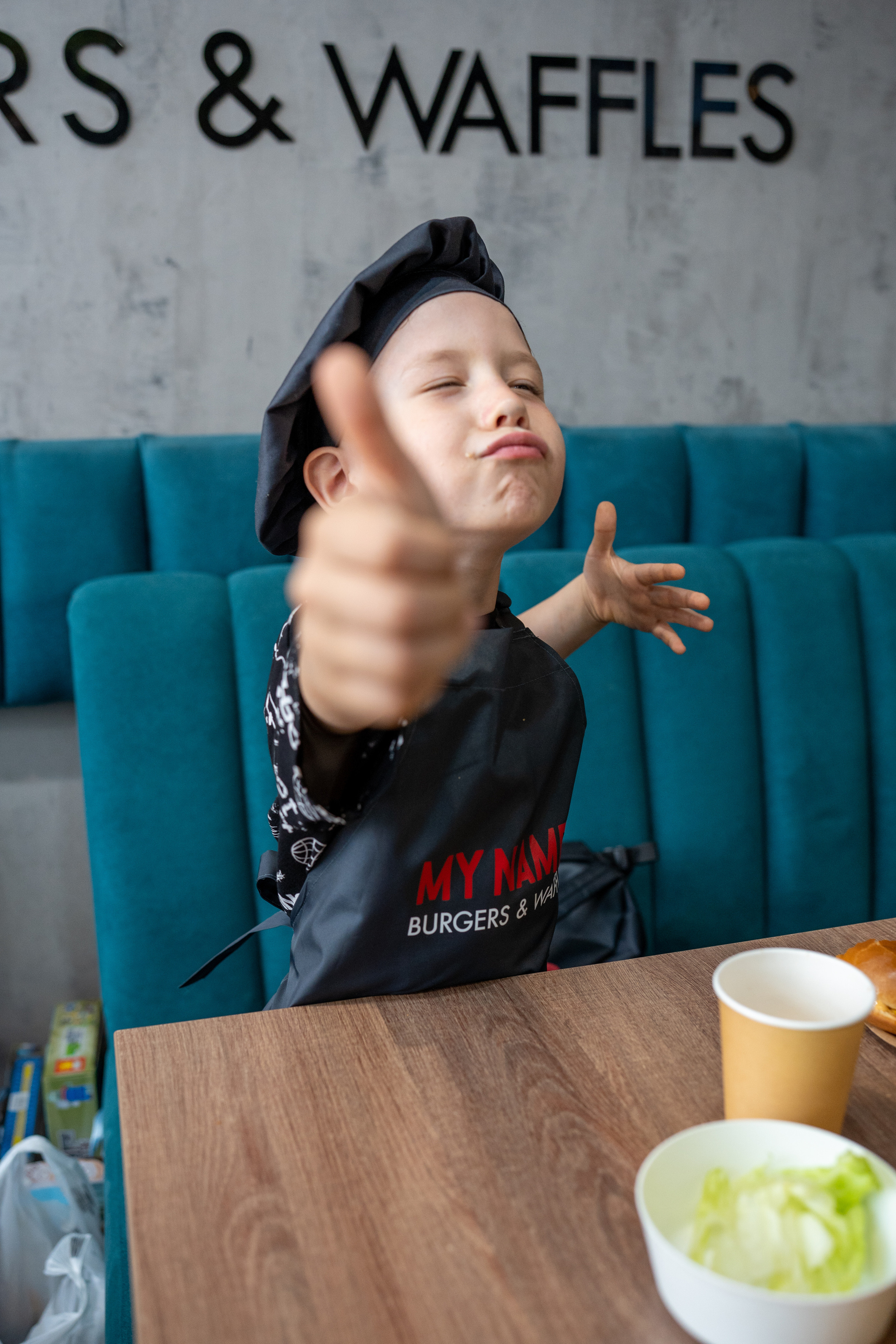 День рождение в бургерной. Фотограф в Екатеринбурге Павел Самков